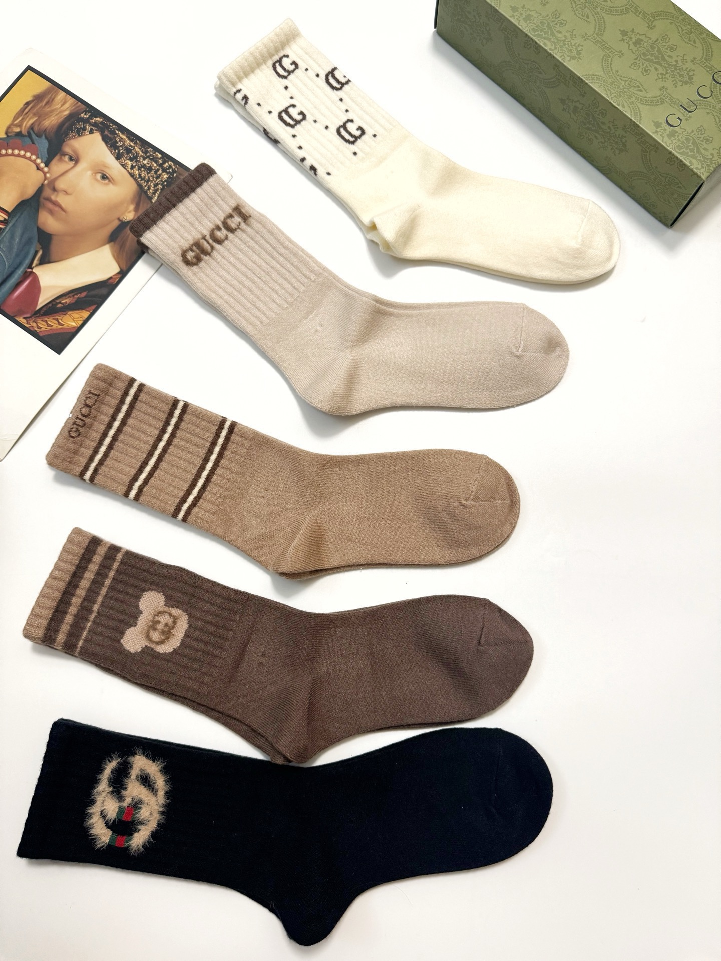 配包装🌟【一盒5 双】 🌟Gucci 古琦 经典双C 字母logo 羊绒混纺 中筒袜 ，ins超火爆配色