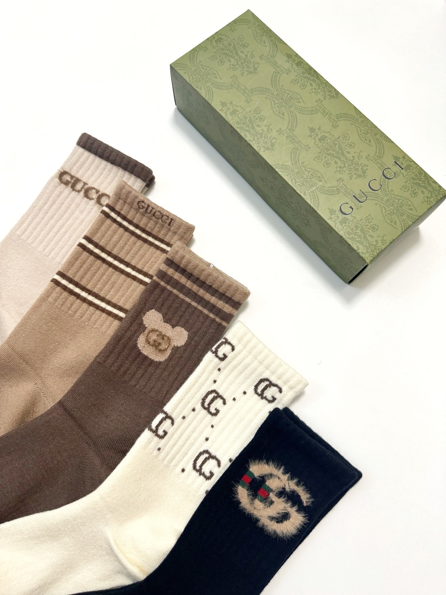 配包装🌟【一盒5 双】 🌟Gucci 古琦 经典双C 字母logo 羊绒混纺 中筒袜 ，ins超火爆配色