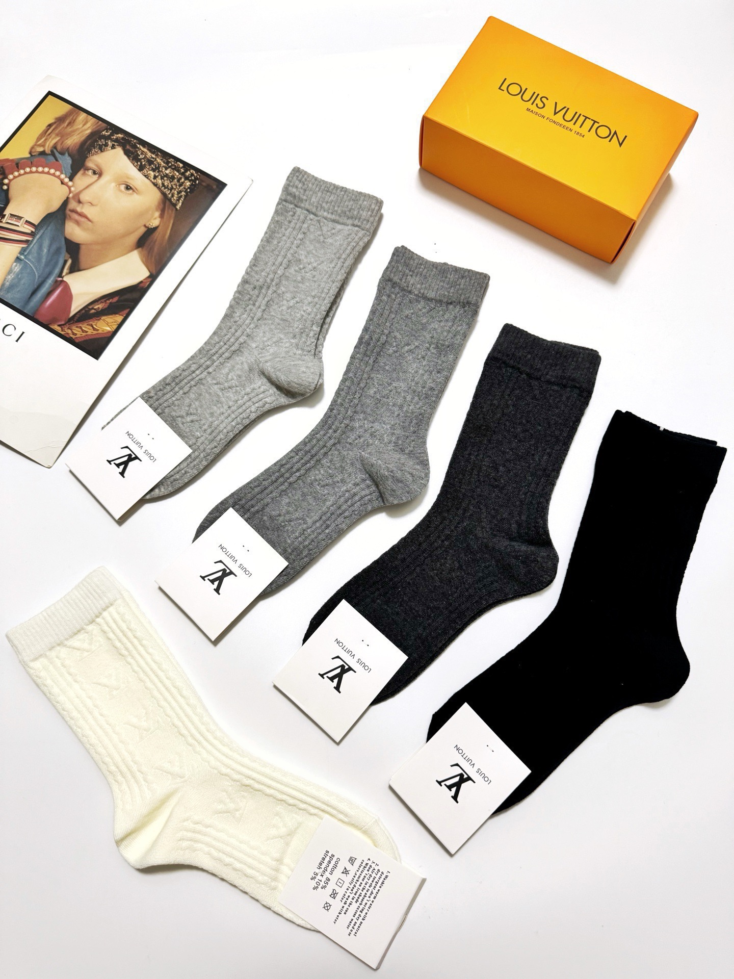 配包装🌟【一盒5双】 🌟LV 路易威登 经典浮雕 字母logo 纯棉中筒袜 ，ins超火爆短袜，纯棉面料