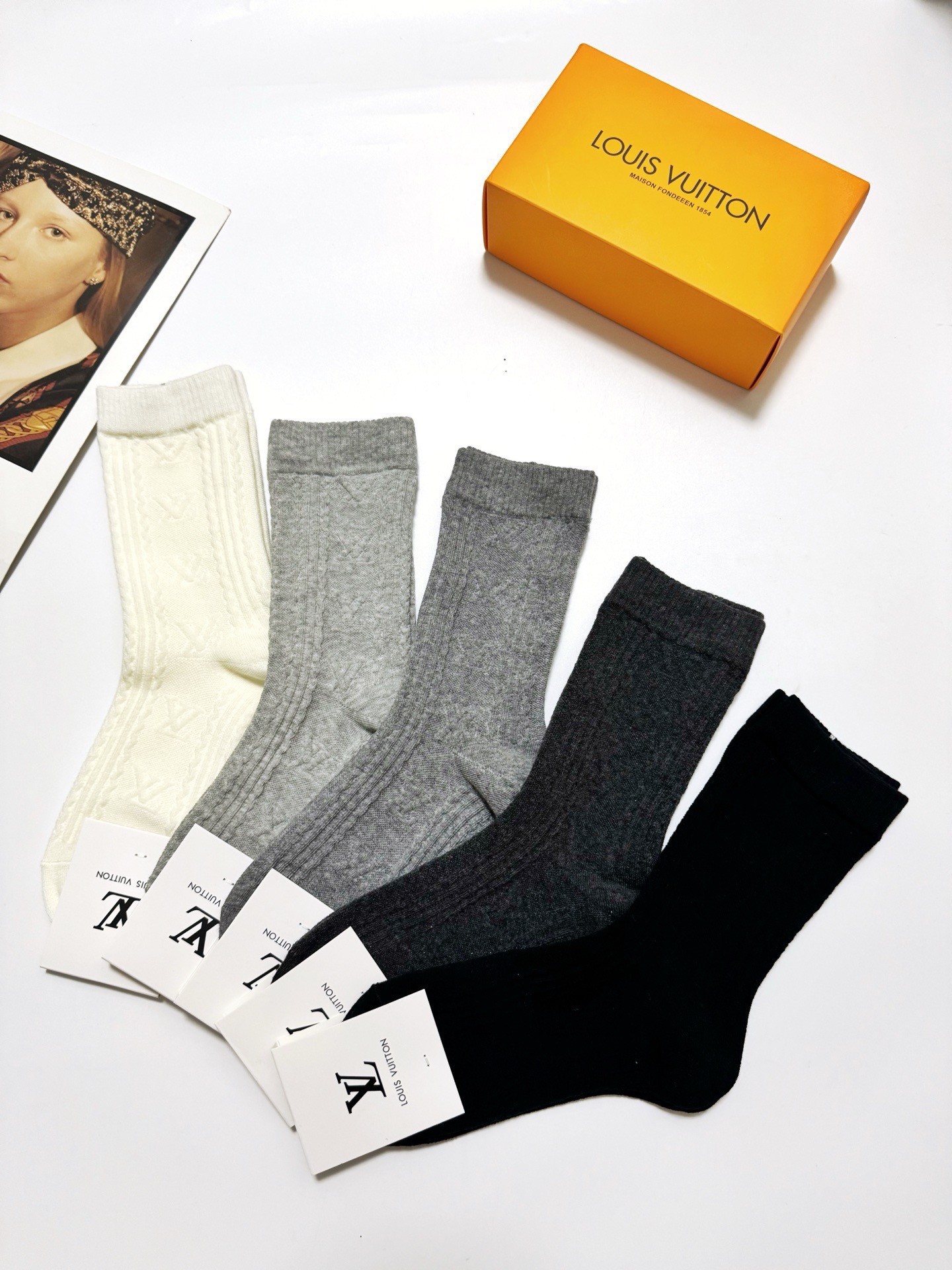 配包装🌟【一盒5双】 🌟LV 路易威登 经典浮雕 字母logo 纯棉中筒袜 ，ins超火爆短袜，纯棉面料