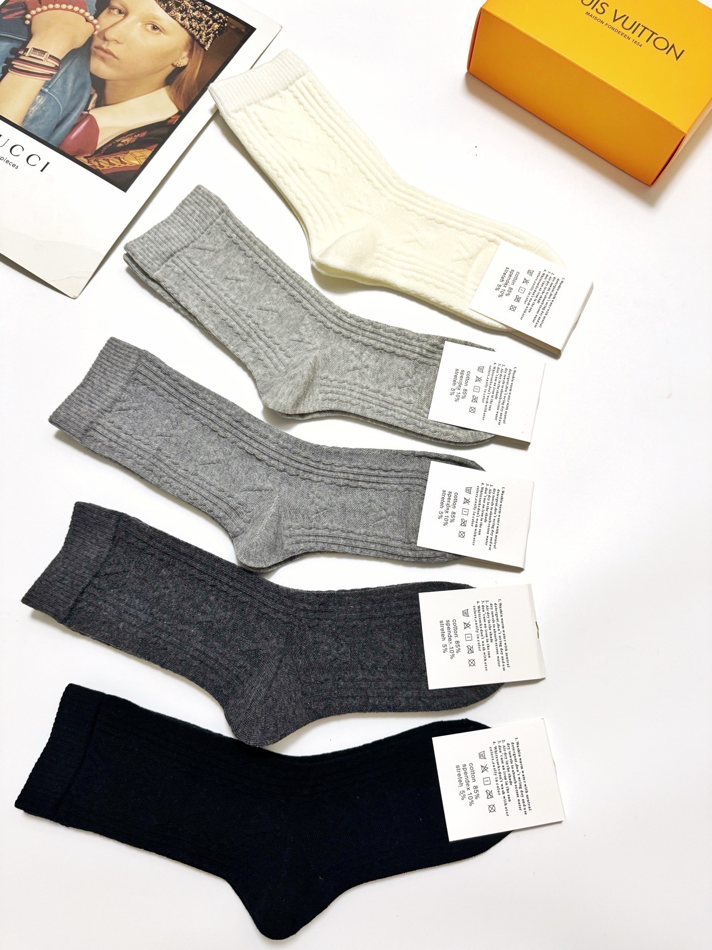 配包装🌟【一盒5双】 🌟LV 路易威登 经典浮雕 字母logo 纯棉中筒袜 ，ins超火爆短袜，纯棉面料
