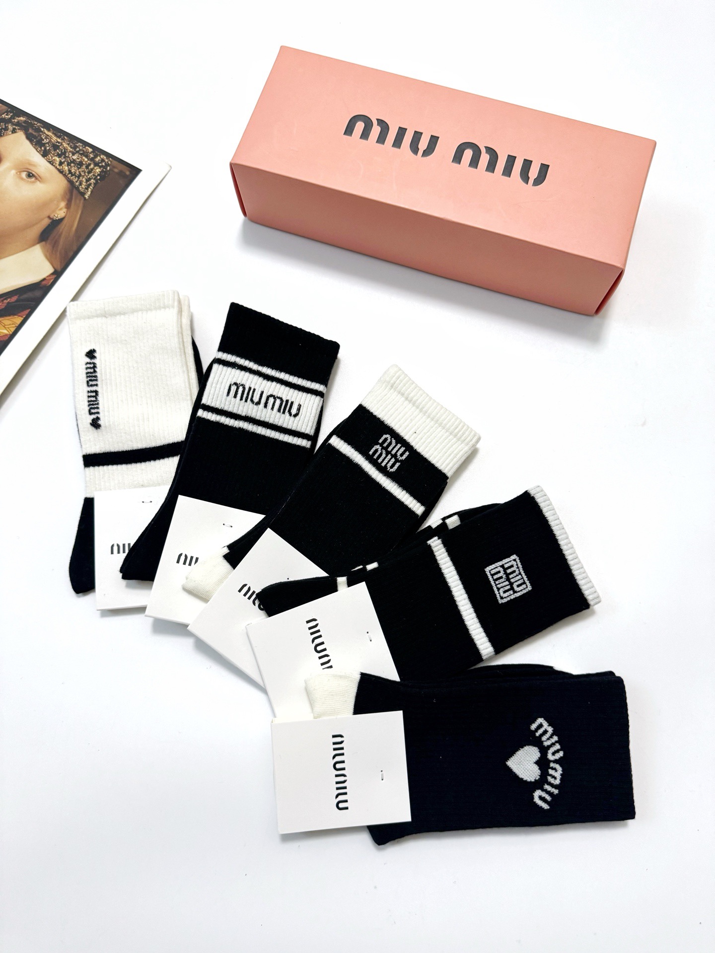 配包装🌟【一盒5 双】🌟缪缪 miumiu 经典字母 logo纯棉 中筒袜 ！超级软糯亲肤！🌟ins爆款