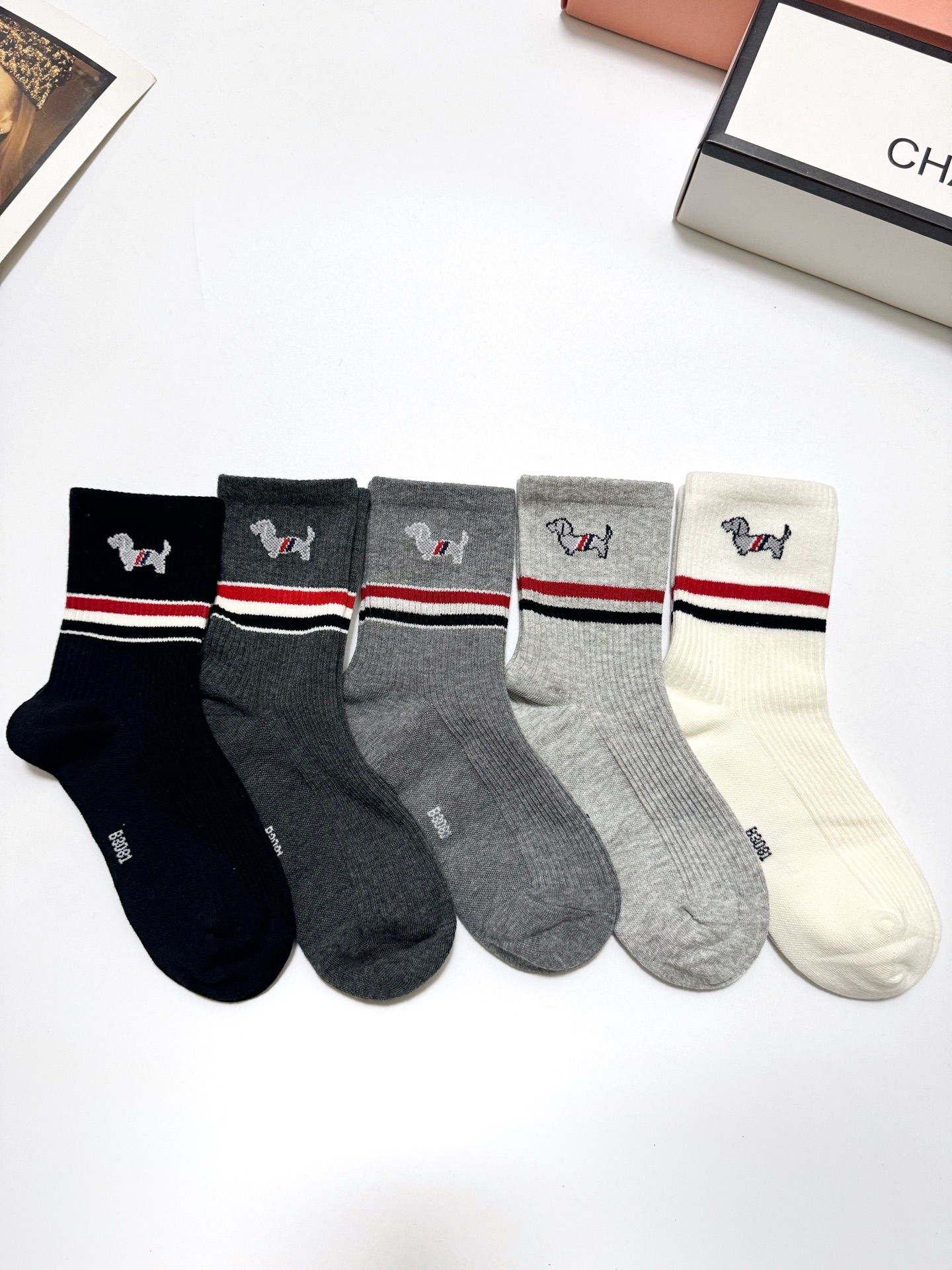 配包装🌟【一盒5 双】 🌟Thom Browne 汤姆·布朗 经典刺绣logo 纯棉中筒袜 ，纯棉面料，
