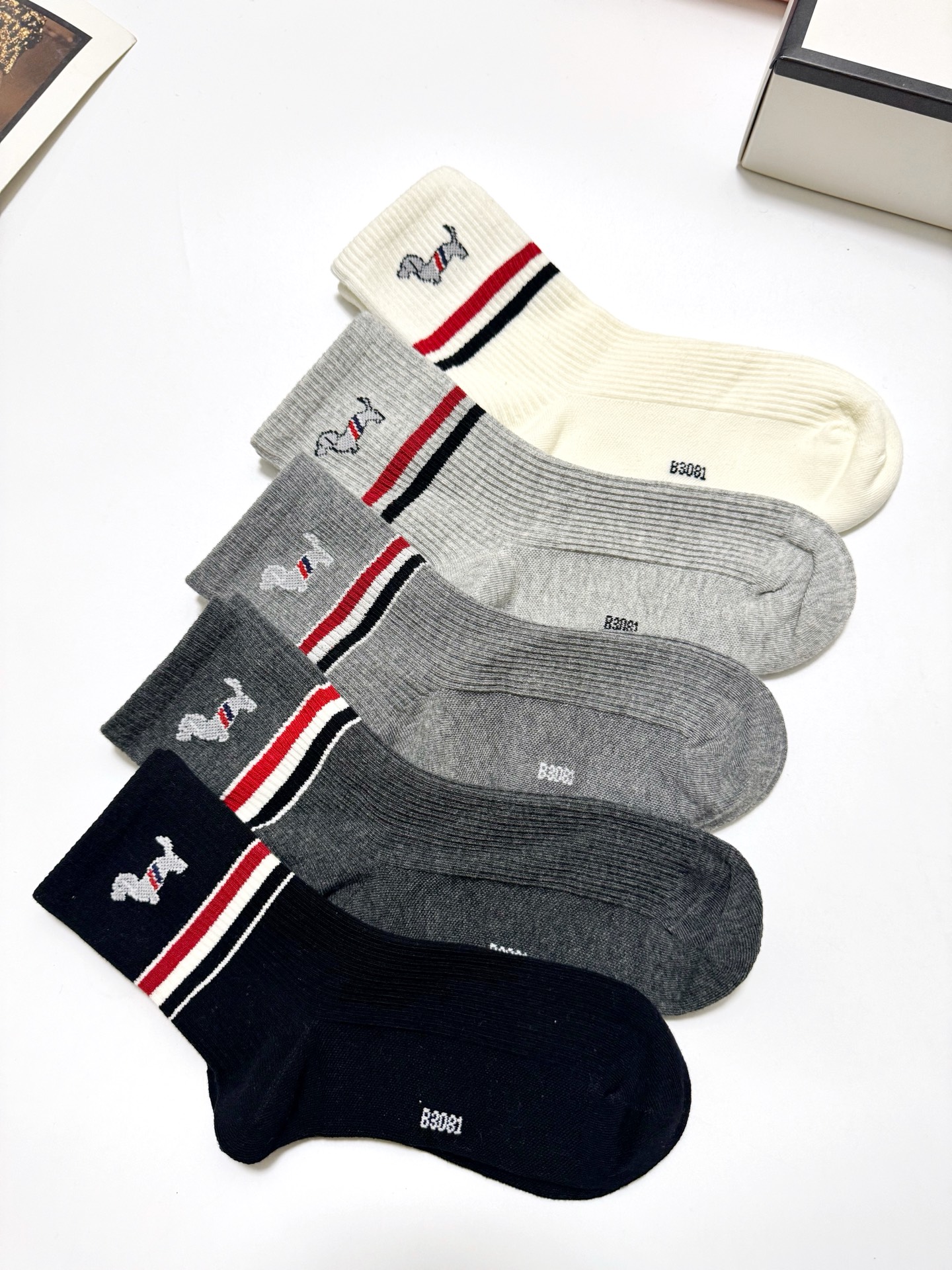 配包装🌟【一盒5 双】 🌟Thom Browne 汤姆·布朗 经典刺绣logo 纯棉中筒袜 ，纯棉面料，