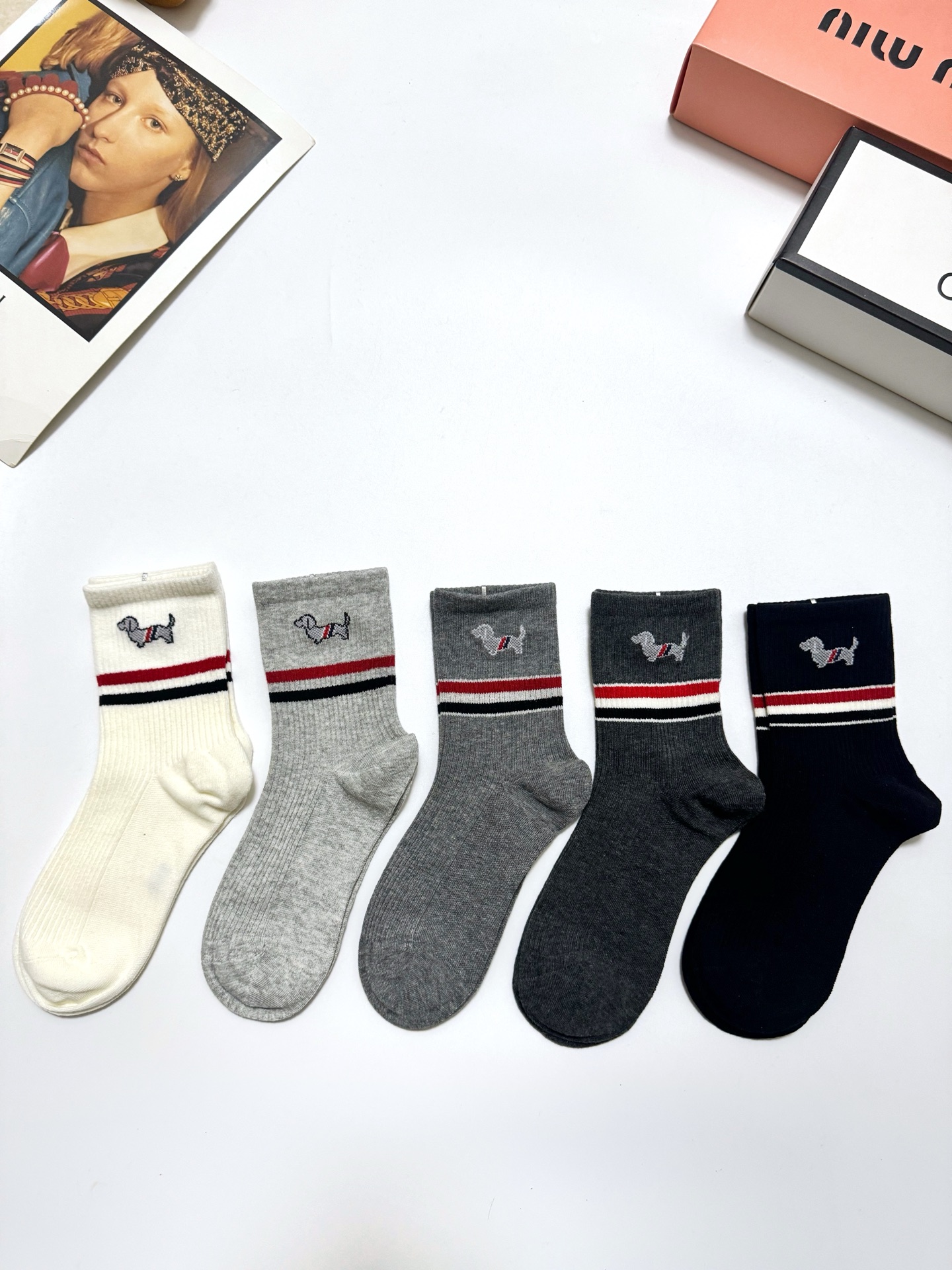配包装🌟【一盒5 双】 🌟Thom Browne 汤姆·布朗 经典刺绣logo 纯棉中筒袜 ，纯棉面料，