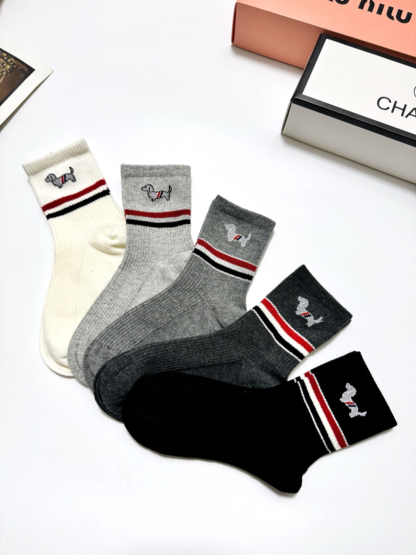 配包装🌟【一盒5 双】 🌟Thom Browne 汤姆·布朗 经典刺绣logo 纯棉中筒袜 ，纯棉面料，