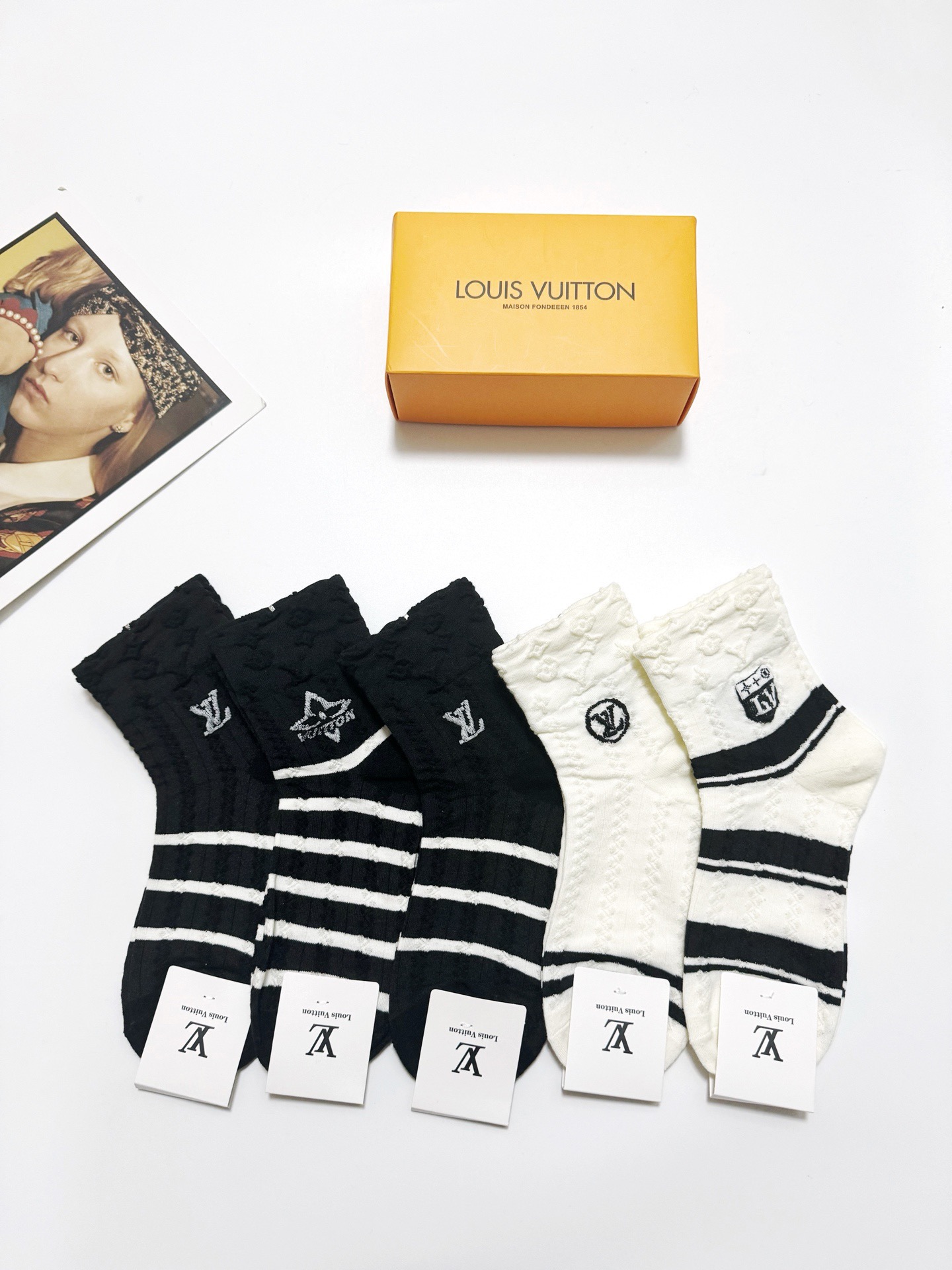 配包装🌟【一盒5 双】 🌟LV 路易威登 经典字母logo 纯棉短筒袜 ，ins超火爆中筒袜 纯棉小腿袜