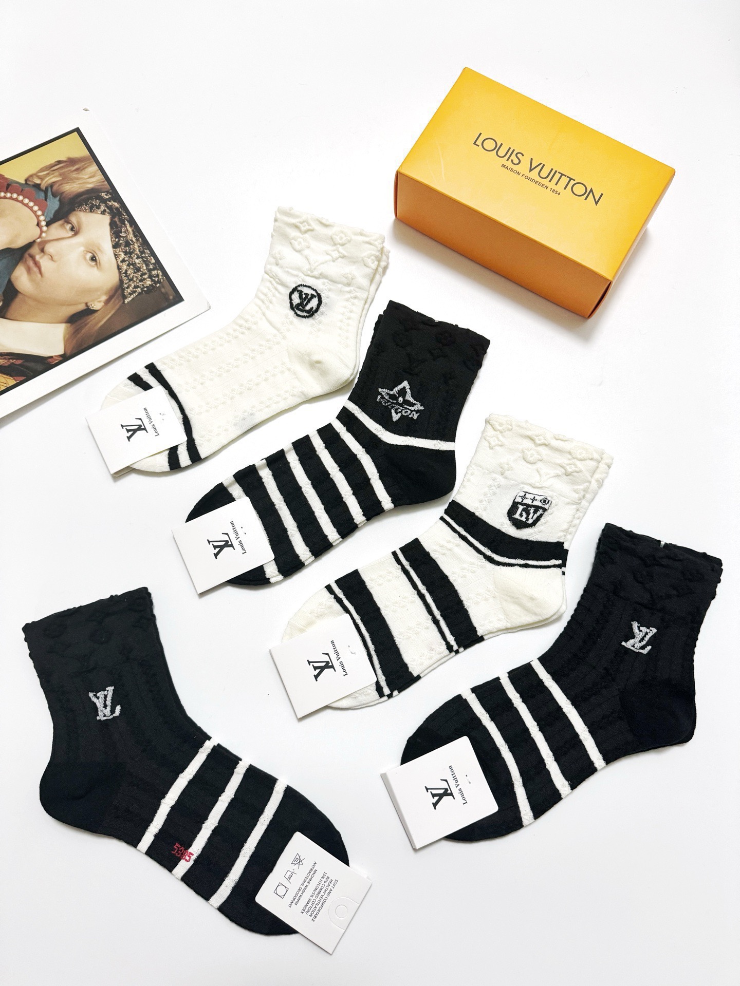 配包装🌟【一盒5 双】 🌟LV 路易威登 经典字母logo 纯棉短筒袜 ，ins超火爆中筒袜 纯棉小腿袜