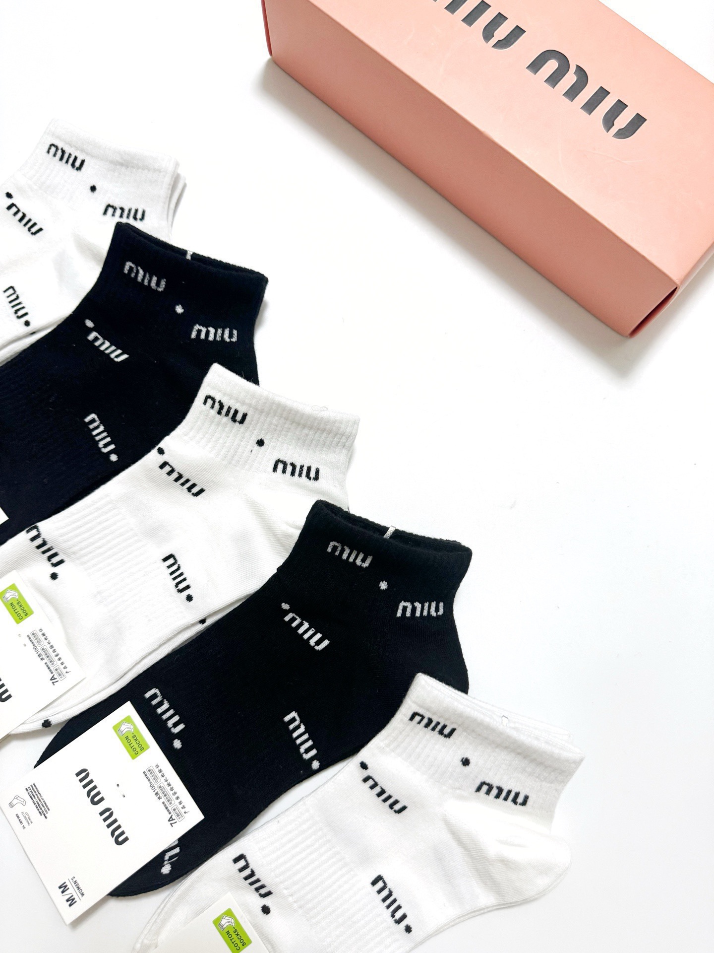 配包装🌟【一盒5 双】 🌟缪缪miumiu 经典字母logo 纯棉短袜 ，ins超火爆短袜，纯棉面料，潮