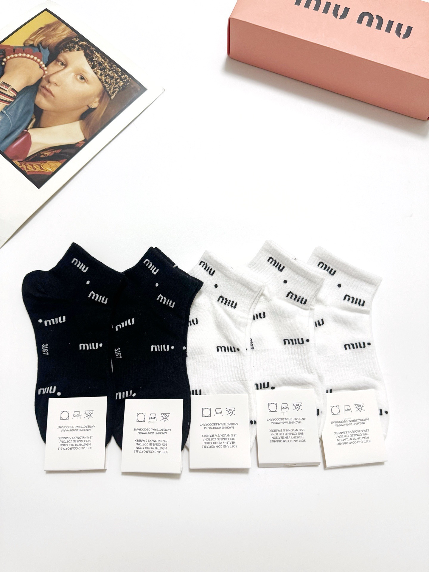 配包装🌟【一盒5 双】 🌟缪缪miumiu 经典字母logo 纯棉短袜 ，ins超火爆短袜，纯棉面料，潮