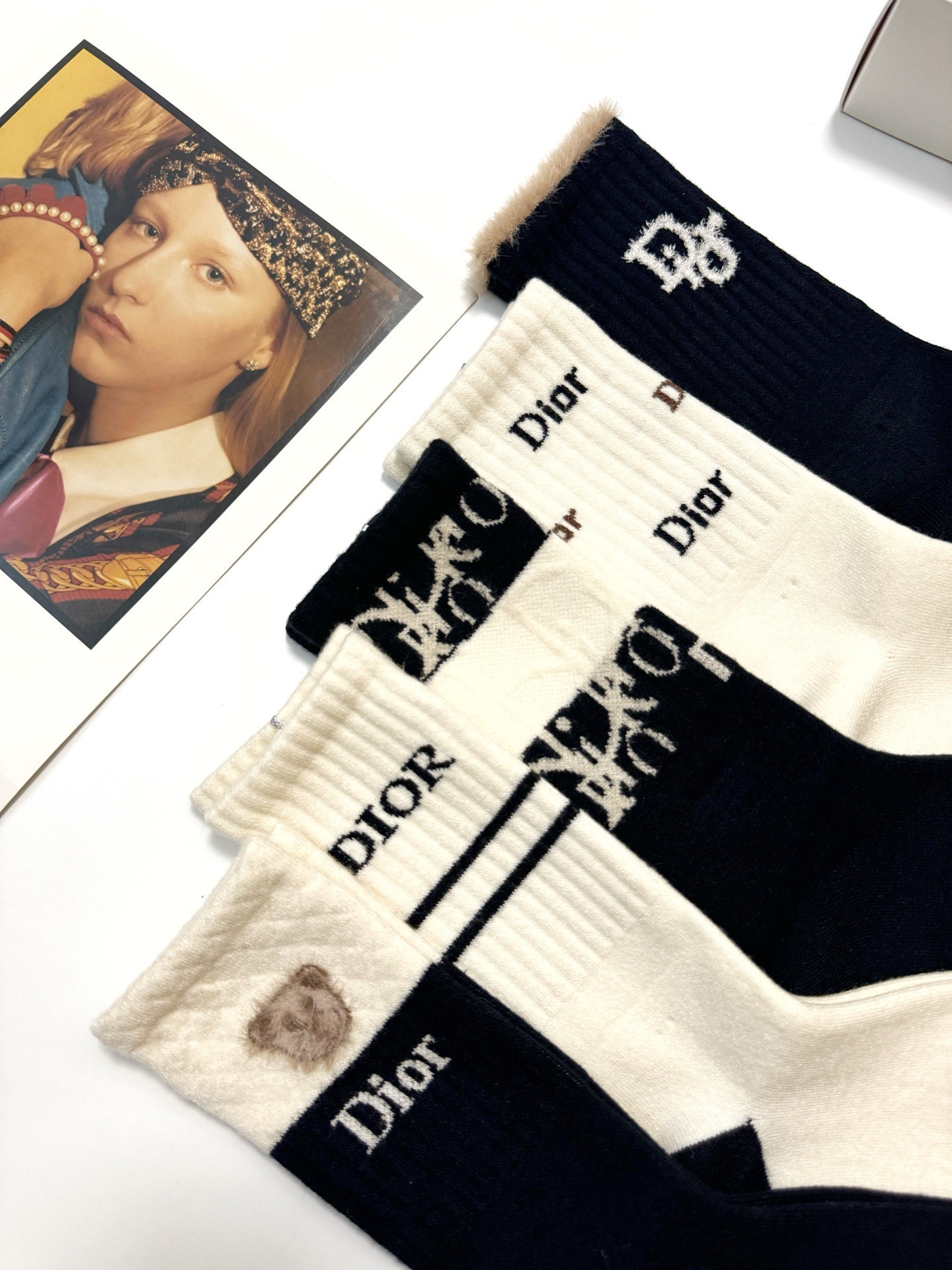 配包装🌟【一盒5 双】 🌟Dior 迪奥 经典字母logo 羊绒混纺 中筒袜 ，ins超火爆配色 ，超级