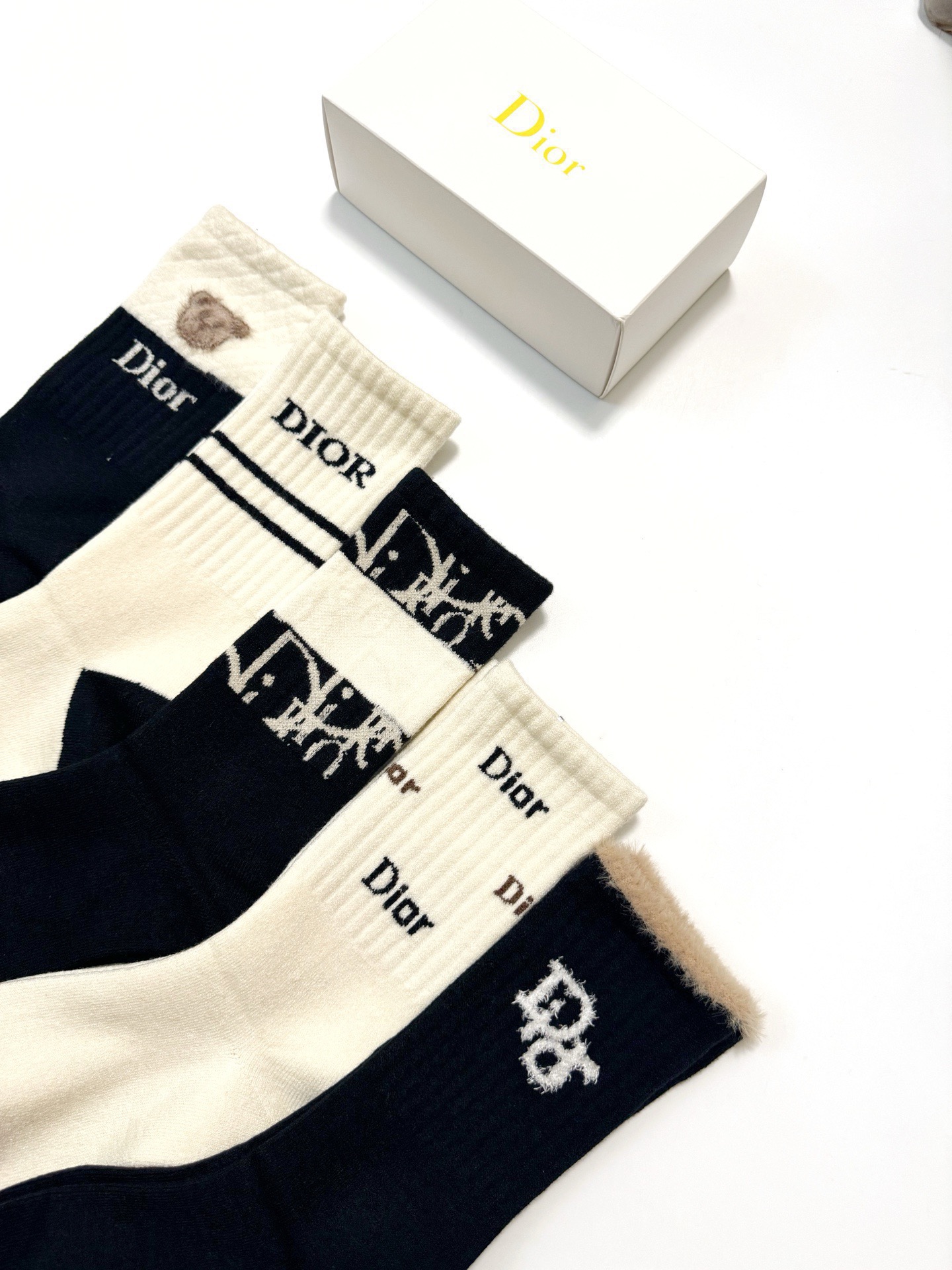 配包装🌟【一盒5 双】 🌟Dior 迪奥 经典字母logo 羊绒混纺 中筒袜 ，ins超火爆配色 ，超级
