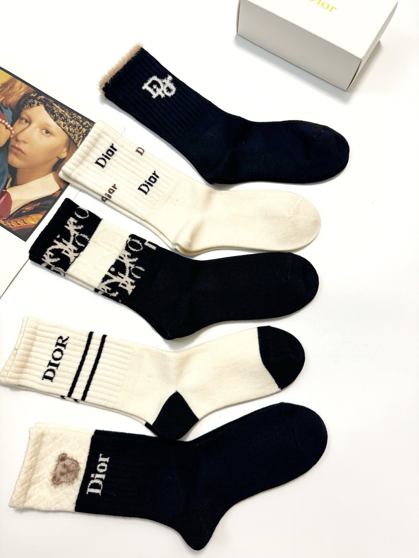 配包装🌟【一盒5 双】 🌟Dior 迪奥 经典字母logo 羊绒混纺 中筒袜 ，ins超火爆配色 ，超级
