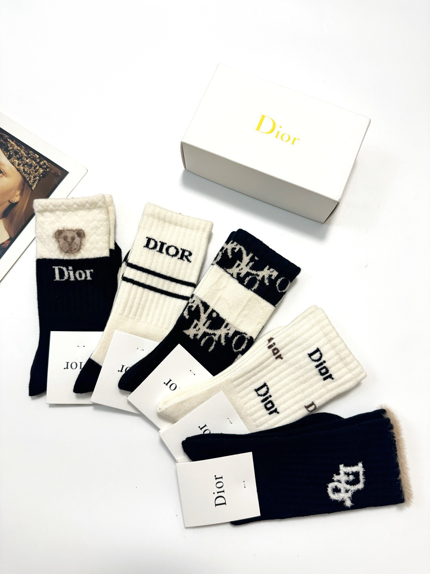 配包装🌟【一盒5 双】 🌟Dior 迪奥 经典字母logo 羊绒混纺 中筒袜 ，ins超火爆配色 ，超级
