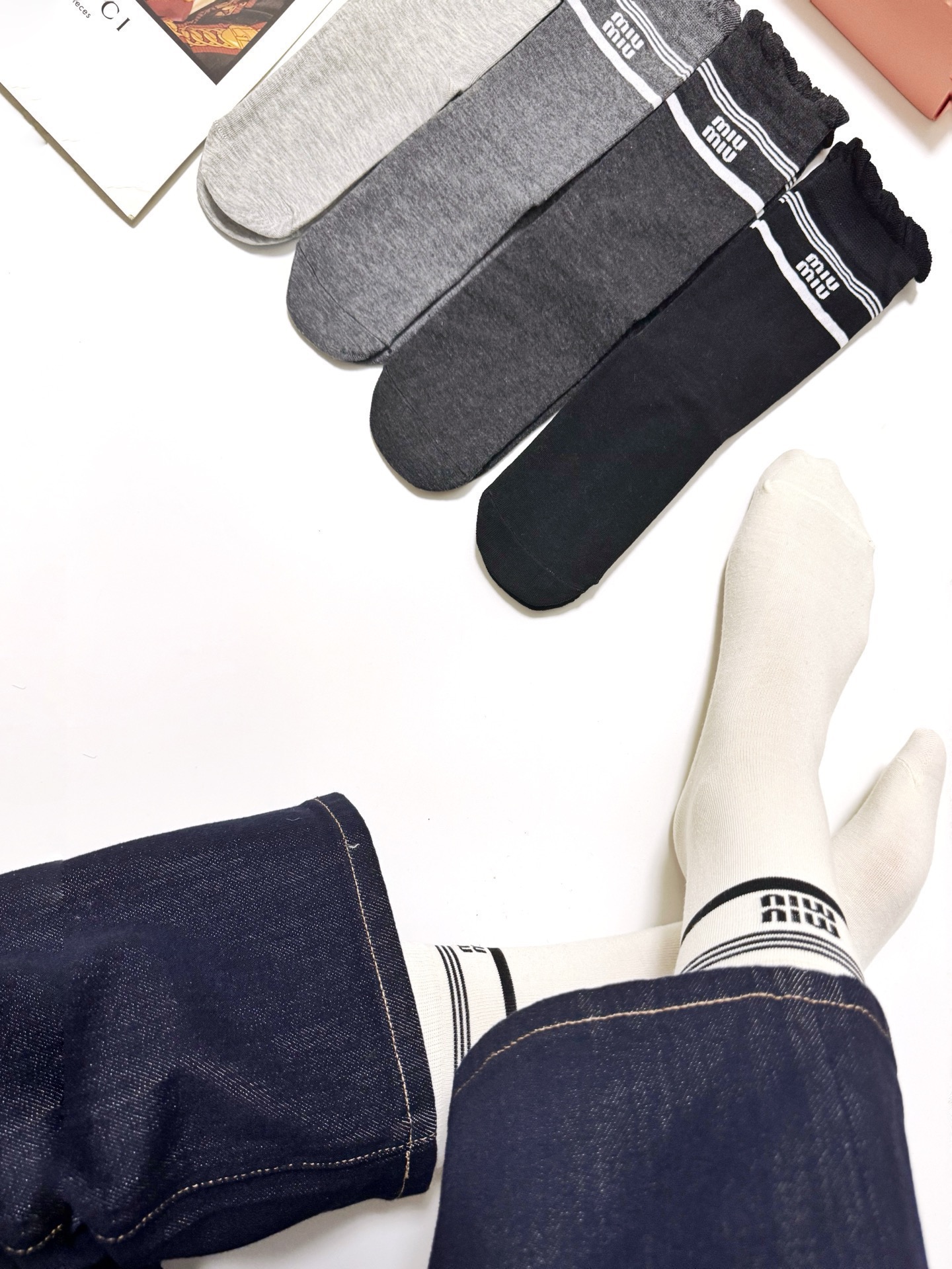 配包装🌟【一盒5 双】 🌟 缪缪 miumiu 经典字母logo 纯棉直板中筒袜 ，ins超火爆小腿袜，