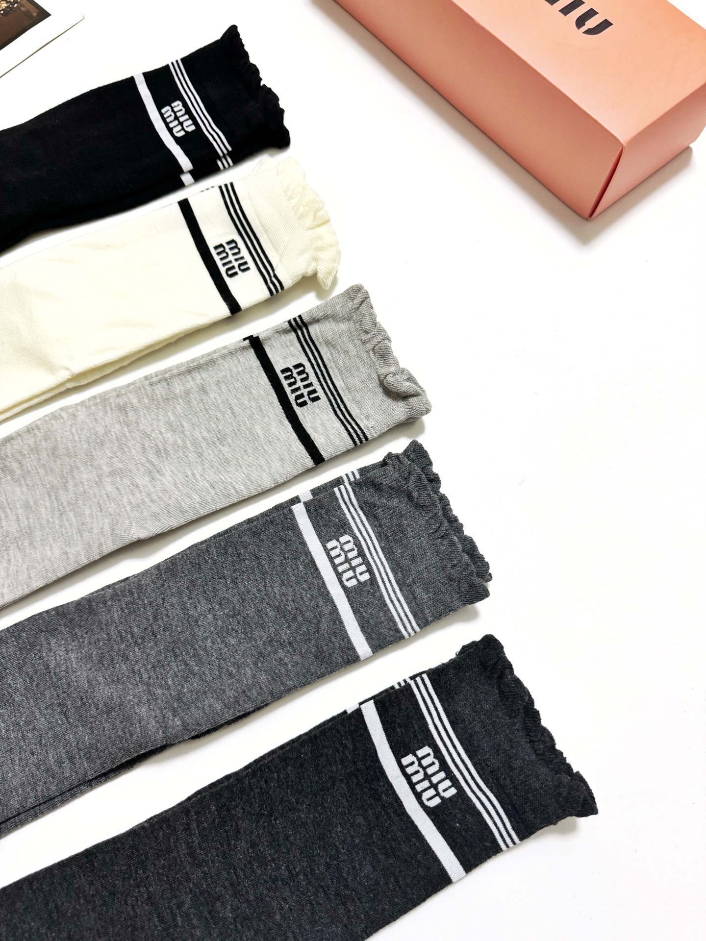 配包装🌟【一盒5 双】 🌟 缪缪 miumiu 经典字母logo 纯棉直板中筒袜 ，ins超火爆小腿袜，
