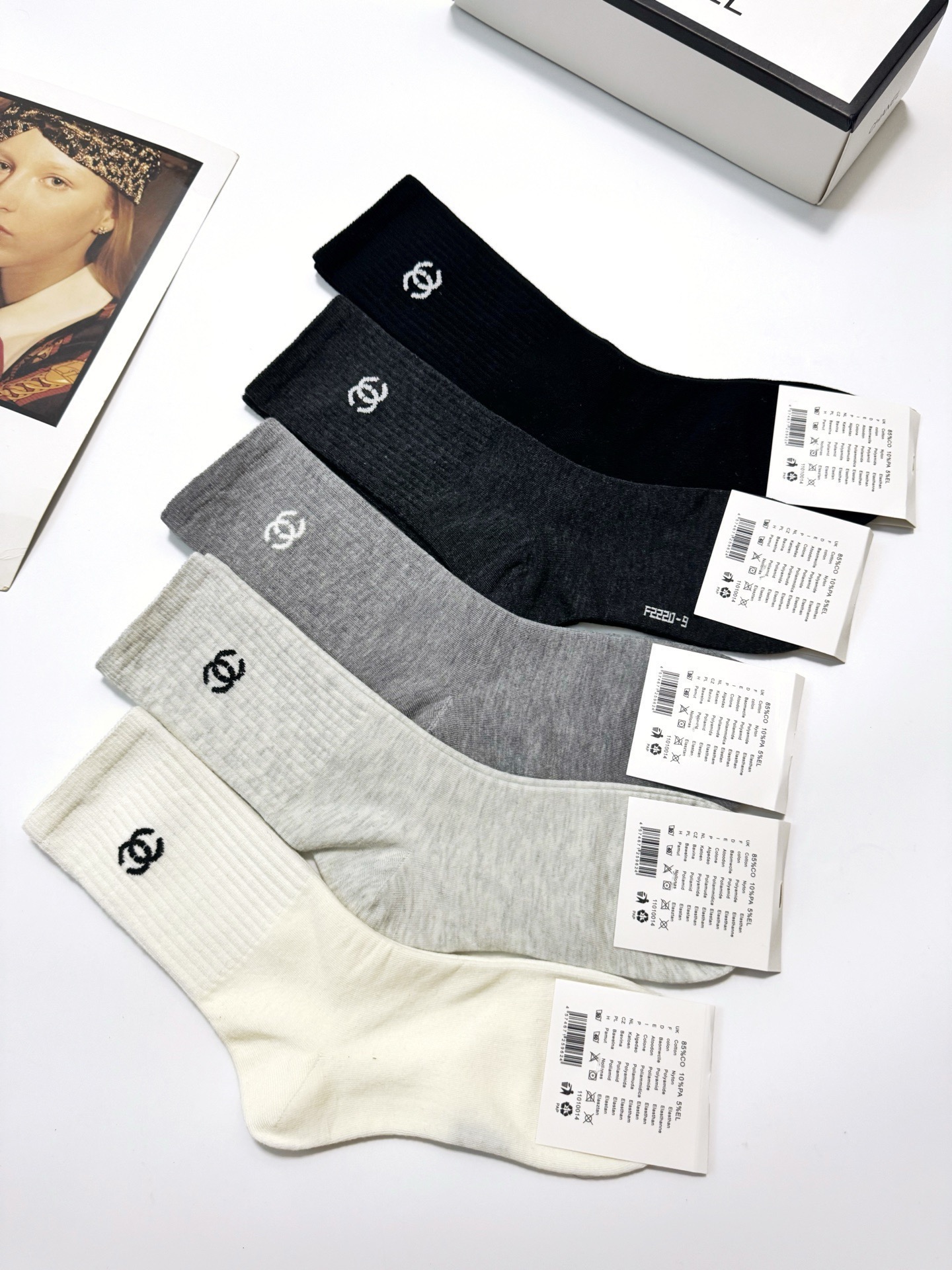 配包装🌟【一盒5 双】 🌟Chanel 香奈儿 经典字母logo 纯棉中筒袜 ，ins超火爆中筒袜 纯棉