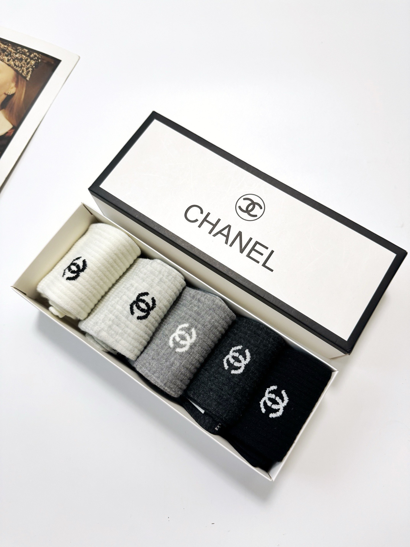 配包装🌟【一盒5 双】 🌟Chanel 香奈儿 经典字母logo 纯棉中筒袜 ，ins超火爆中筒袜 纯棉