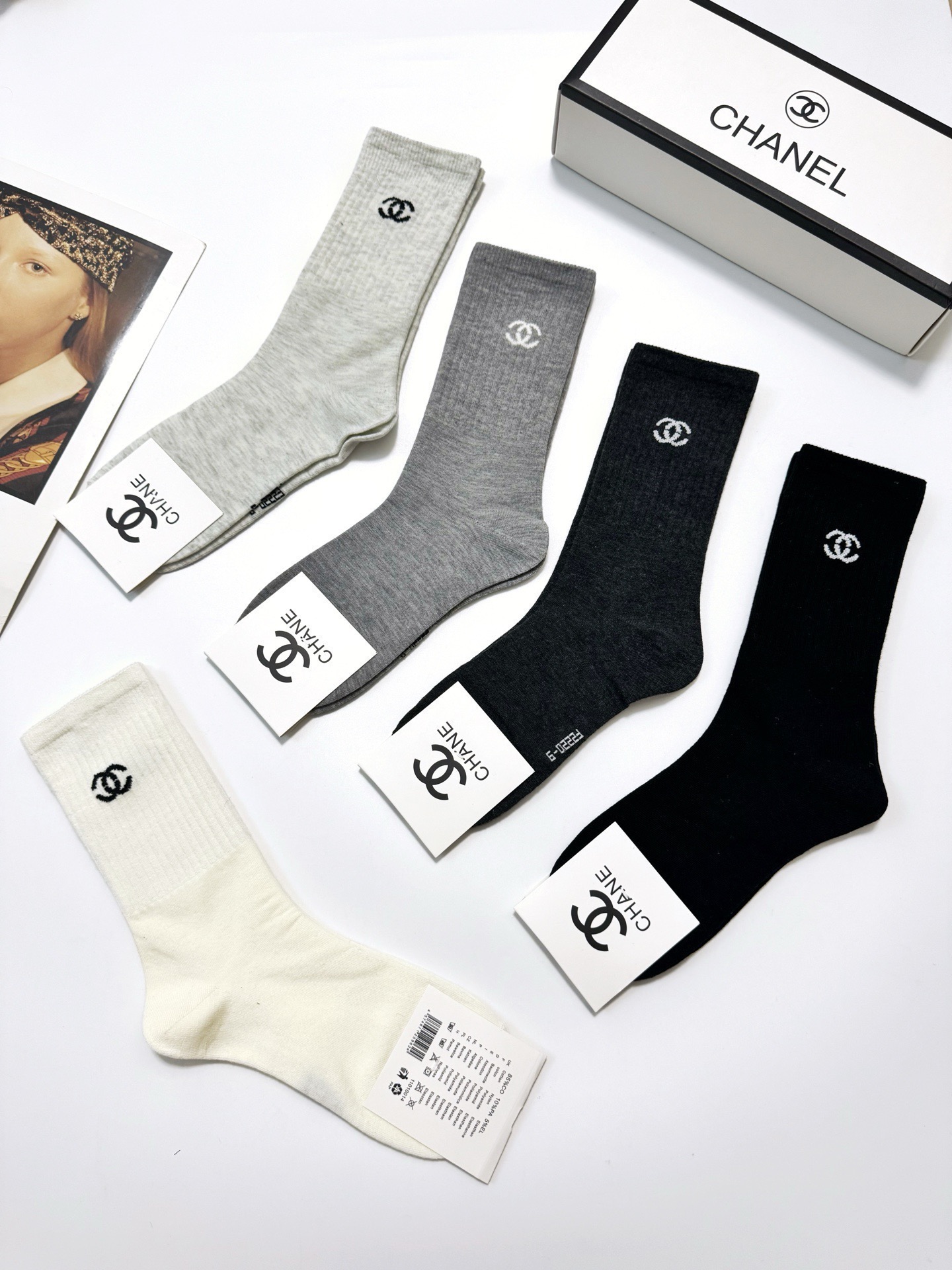 配包装🌟【一盒5 双】 🌟Chanel 香奈儿 经典字母logo 纯棉中筒袜 ，ins超火爆中筒袜 纯棉
