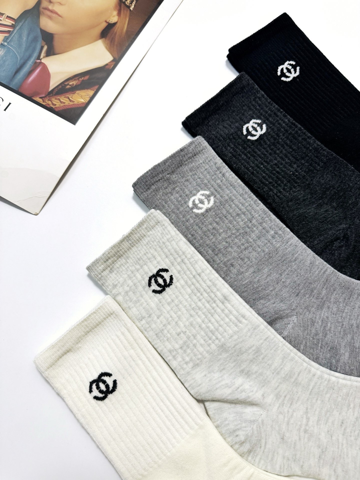 配包装🌟【一盒5 双】 🌟Chanel 香奈儿 经典字母logo 纯棉中筒袜 ，ins超火爆中筒袜 纯棉