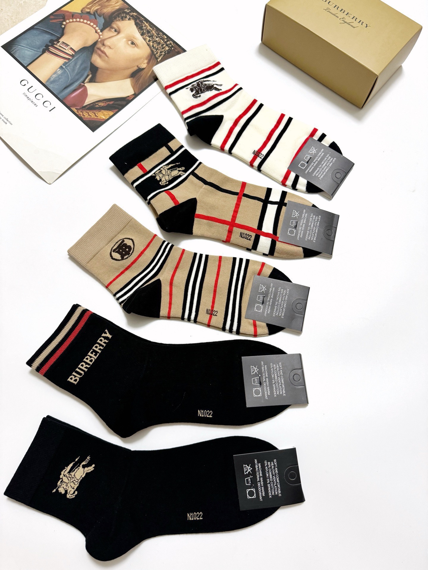 配包装🌟【一盒5 双】 🌟Burberry 巴宝莉 经典字母logo 纯棉短袜 ，ins超火爆中筒袜，纯