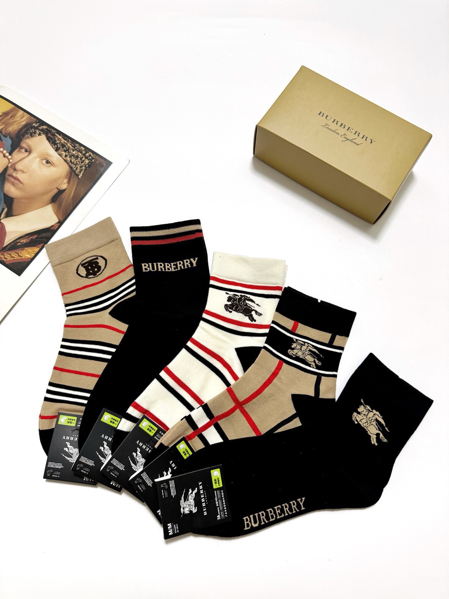 配包装🌟【一盒5 双】 🌟Burberry 巴宝莉 经典字母logo 纯棉短袜 ，ins超火爆中筒袜，纯