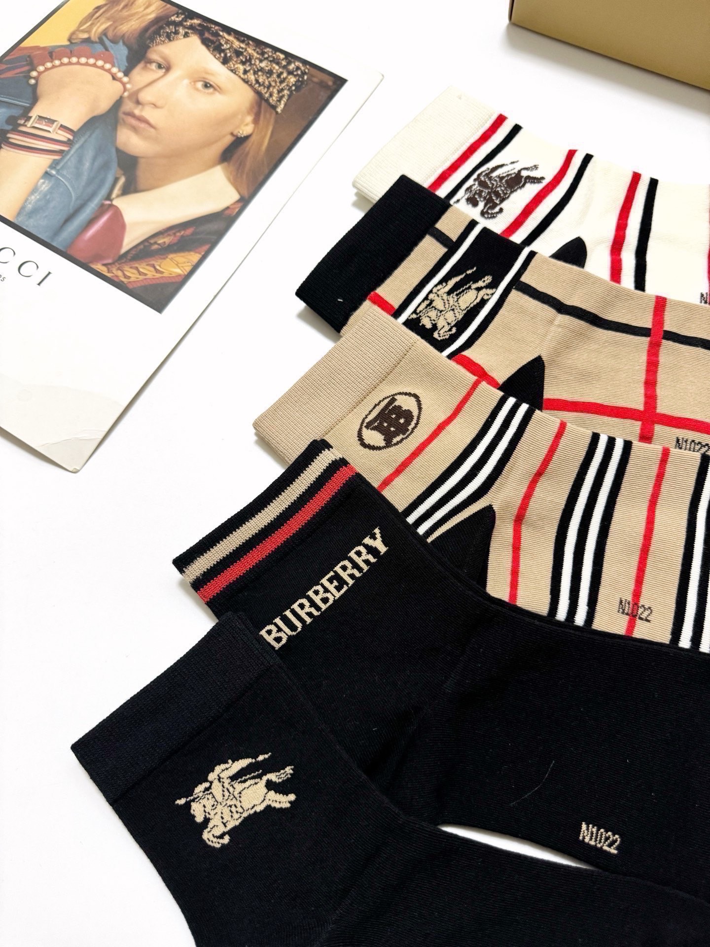 配包装🌟【一盒5 双】 🌟Burberry 巴宝莉 经典字母logo 纯棉短袜 ，ins超火爆中筒袜，纯