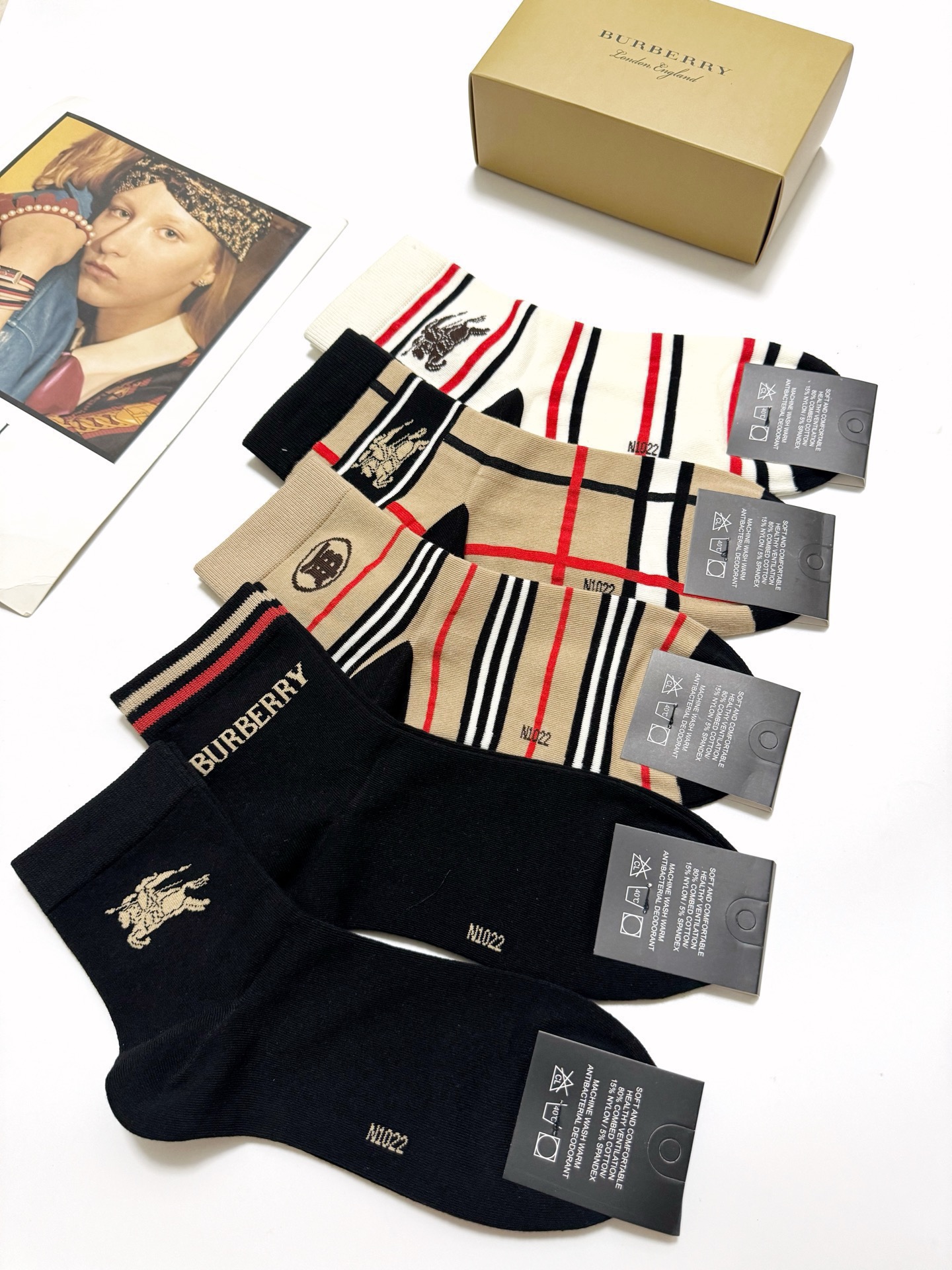 配包装🌟【一盒5 双】 🌟Burberry 巴宝莉 经典字母logo 纯棉短袜 ，ins超火爆中筒袜，纯