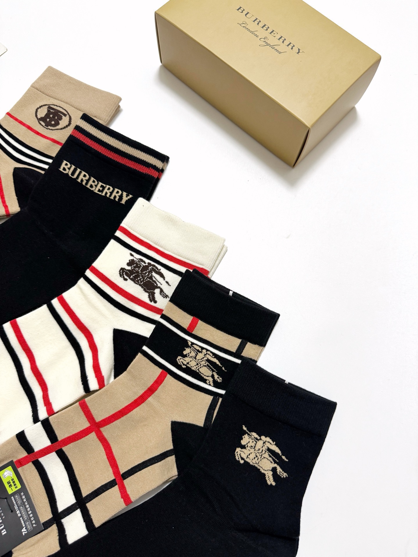 配包装🌟【一盒5 双】 🌟Burberry 巴宝莉 经典字母logo 纯棉短袜 ，ins超火爆中筒袜，纯