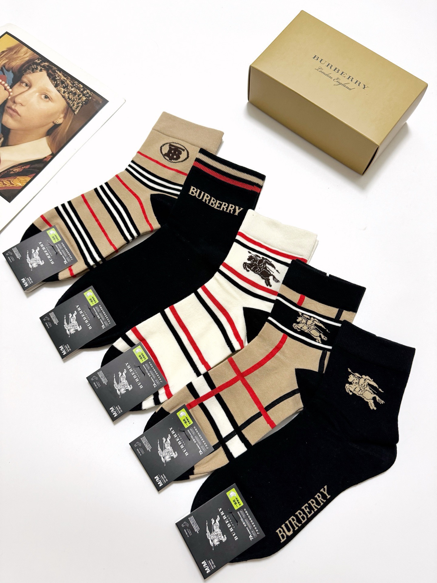 配包装🌟【一盒5 双】 🌟Burberry 巴宝莉 经典字母logo 纯棉短袜 ，ins超火爆中筒袜，纯