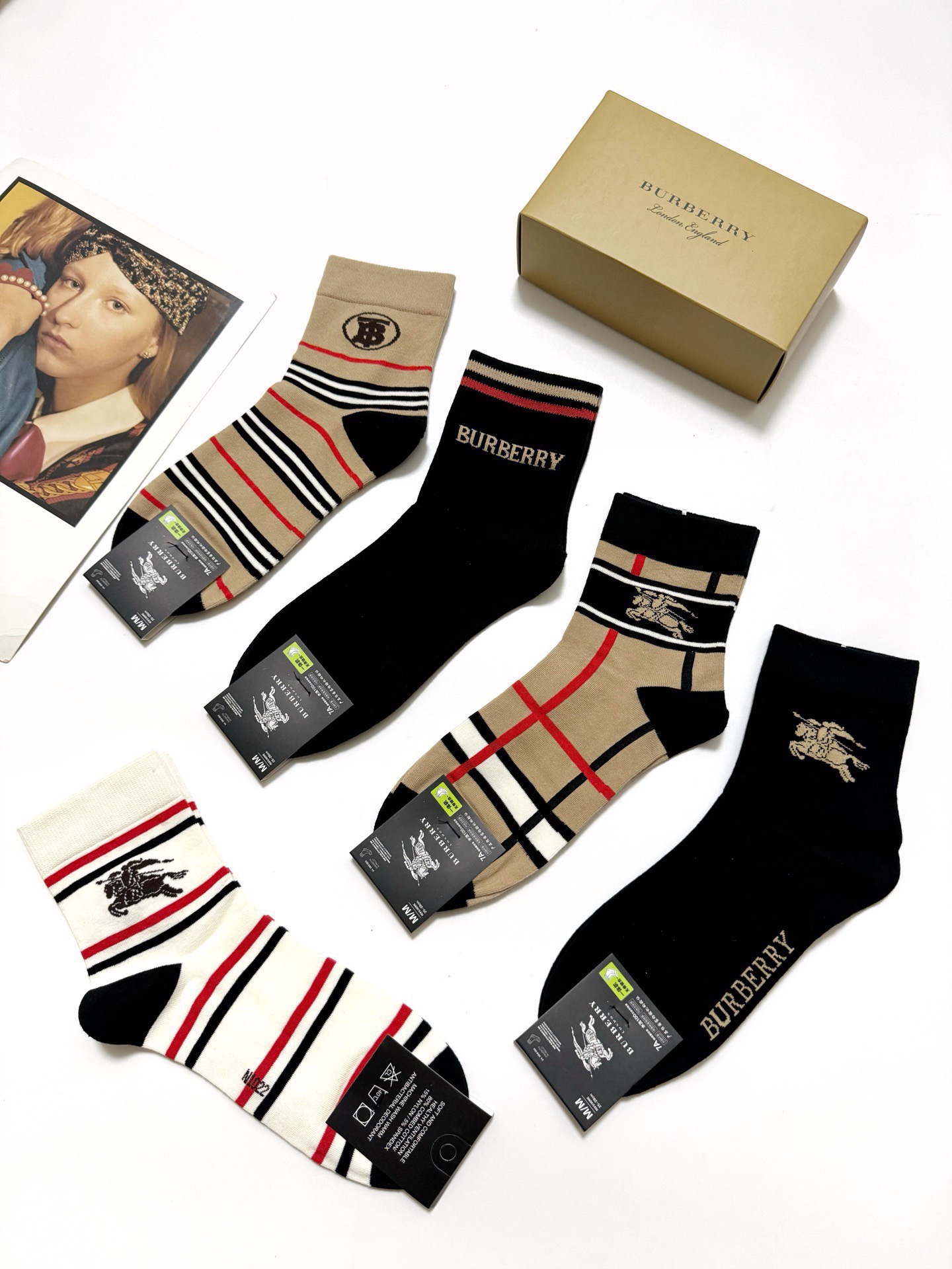 配包装🌟【一盒5 双】 🌟Burberry 巴宝莉 经典字母logo 纯棉短袜 ，ins超火爆中筒袜，纯