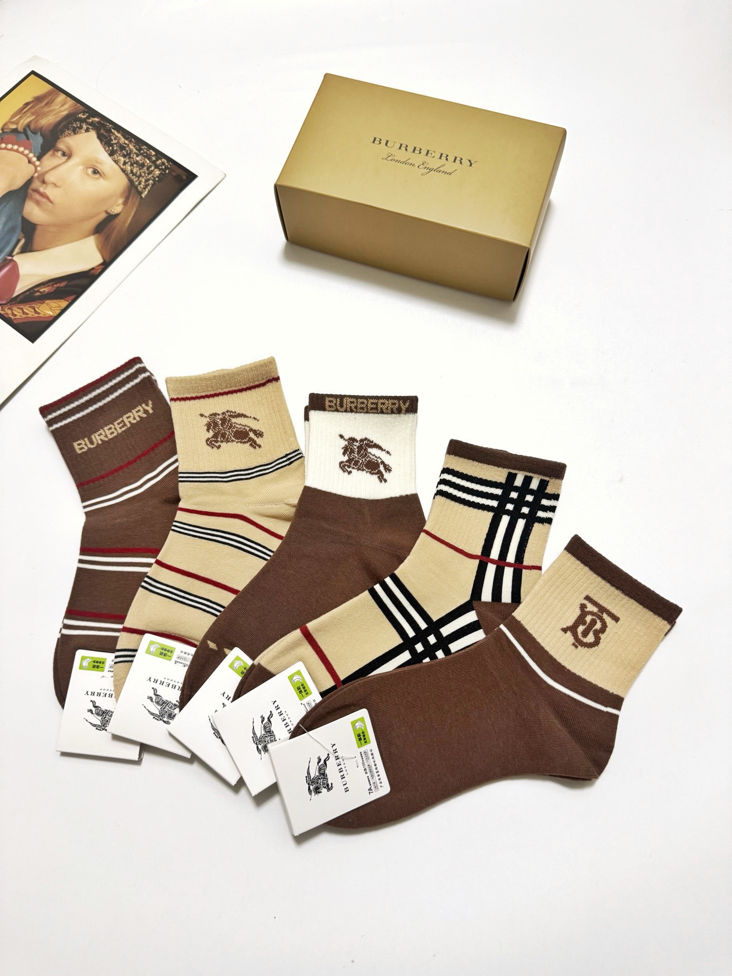 配包装🌟【一盒5 双】 🌟Burberry 巴宝莉 经典字母logo 纯棉短袜 ，ins超火爆中筒袜，纯