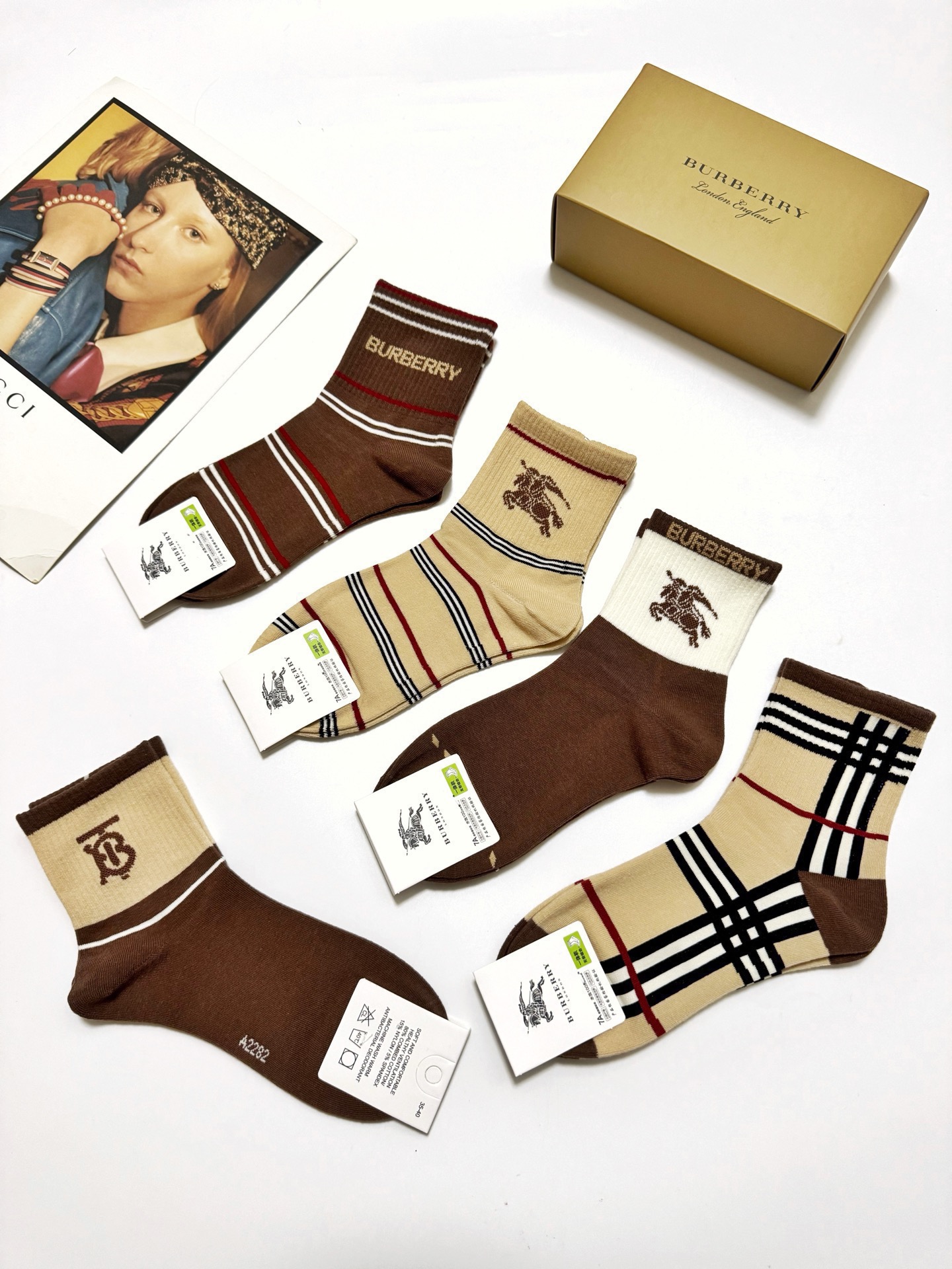 配包装🌟【一盒5 双】 🌟Burberry 巴宝莉 经典字母logo 纯棉短袜 ，ins超火爆中筒袜，纯