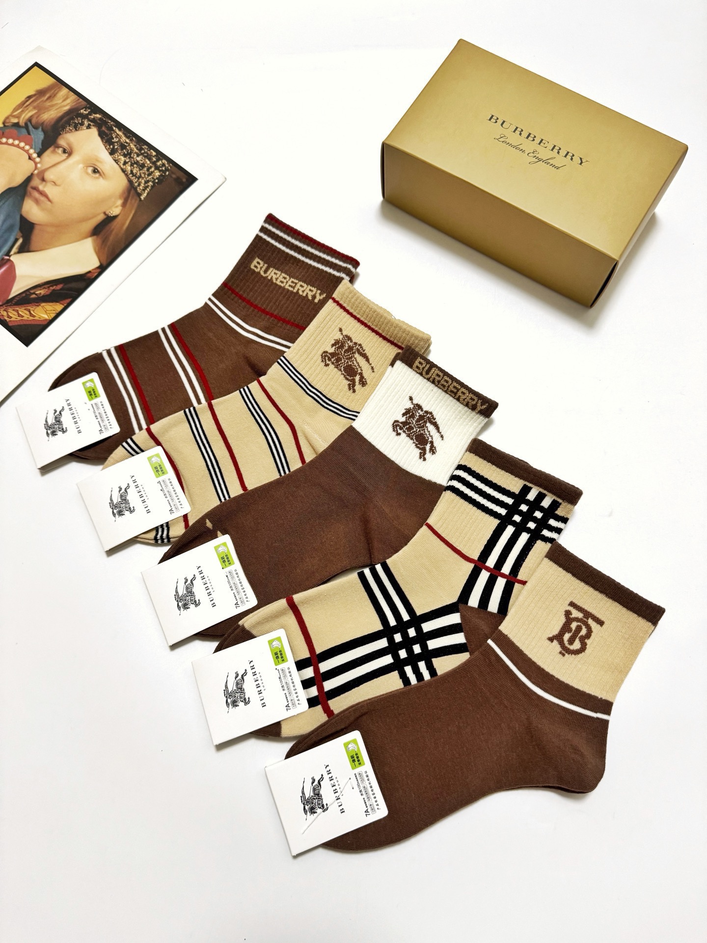 配包装🌟【一盒5 双】 🌟Burberry 巴宝莉 经典字母logo 纯棉短袜 ，ins超火爆中筒袜，纯