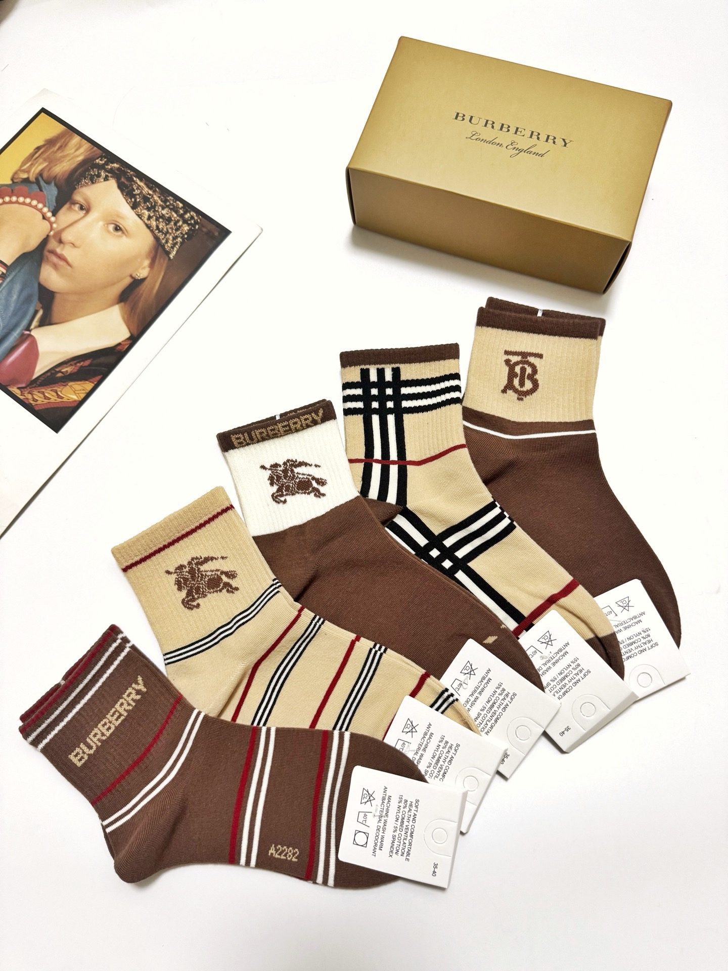 配包装🌟【一盒5 双】 🌟Burberry 巴宝莉 经典字母logo 纯棉短袜 ，ins超火爆中筒袜，纯