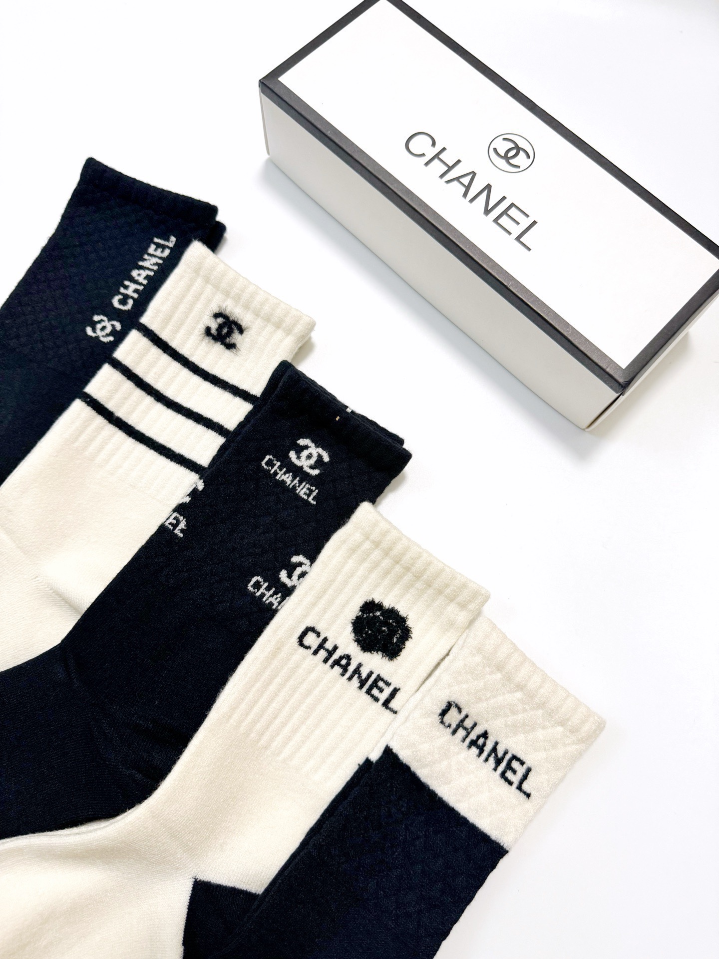 配包装🌟【一盒5 双】 🌟Chanel 香奈儿 经典字母logo 羊绒混纺 中筒袜 ，ins超火爆配色 