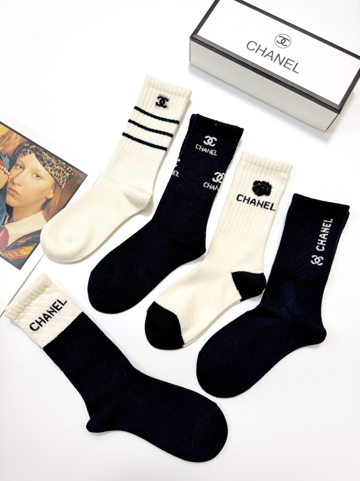 配包装🌟【一盒5 双】 🌟Chanel 香奈儿 经典字母logo 羊绒混纺 中筒袜 ，ins超火爆配色 