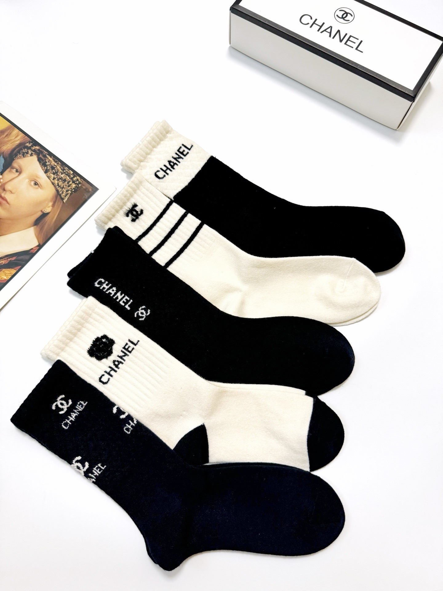 配包装🌟【一盒5 双】 🌟Chanel 香奈儿 经典字母logo 羊绒混纺 中筒袜 ，ins超火爆配色 