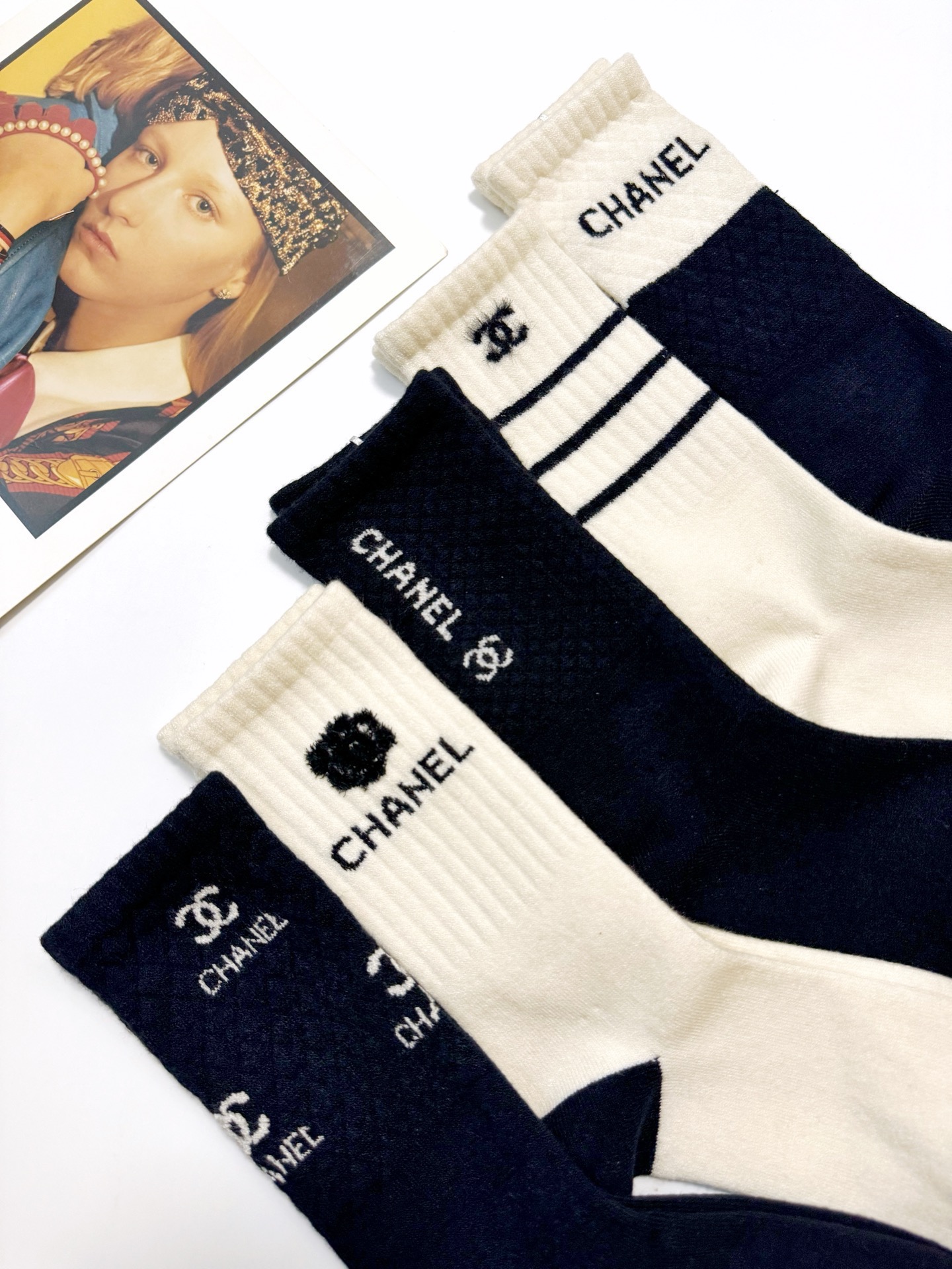 配包装🌟【一盒5 双】 🌟Chanel 香奈儿 经典字母logo 羊绒混纺 中筒袜 ，ins超火爆配色 