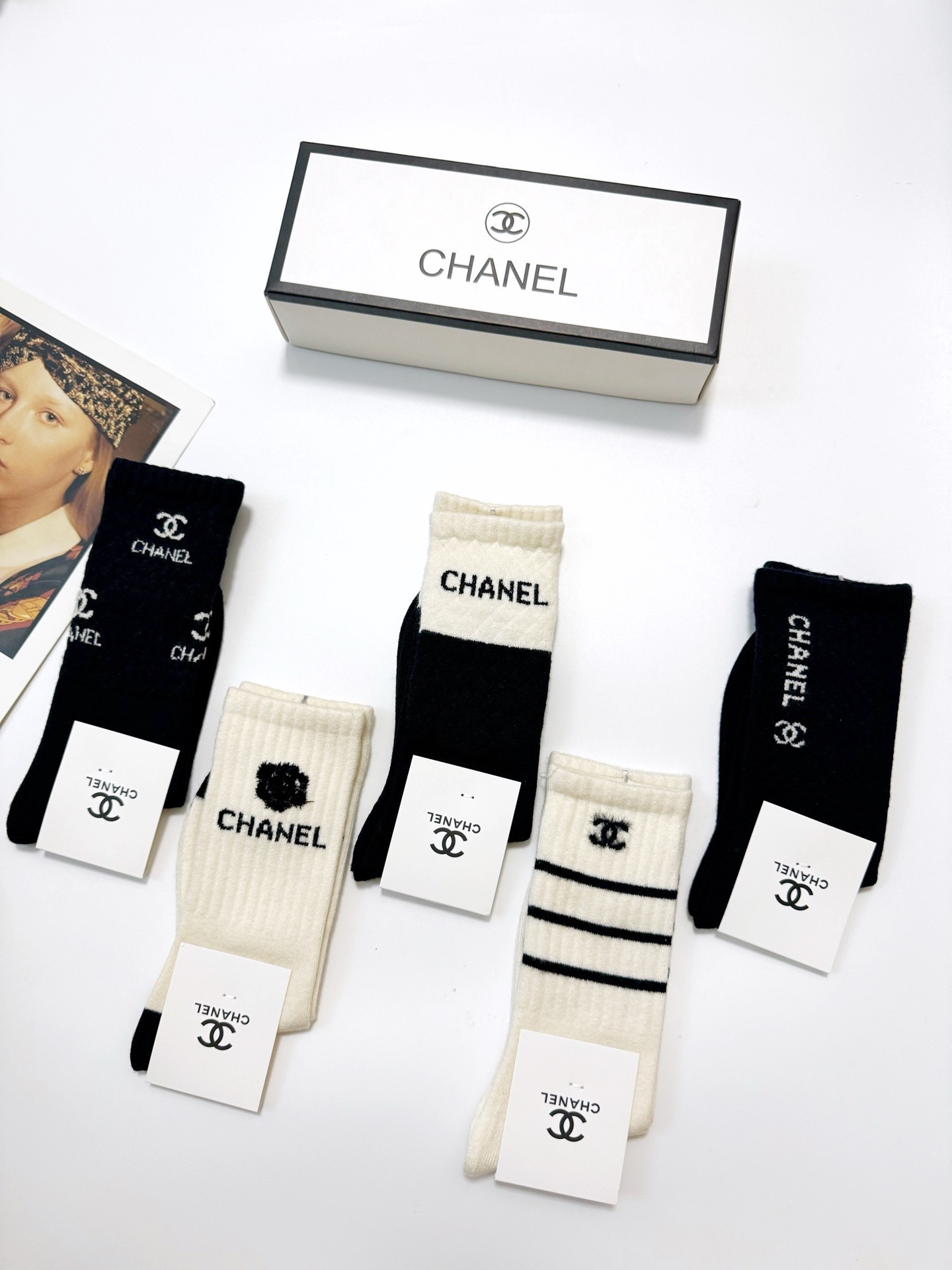 配包装🌟【一盒5 双】 🌟Chanel 香奈儿 经典字母logo 羊绒混纺 中筒袜 ，ins超火爆配色 