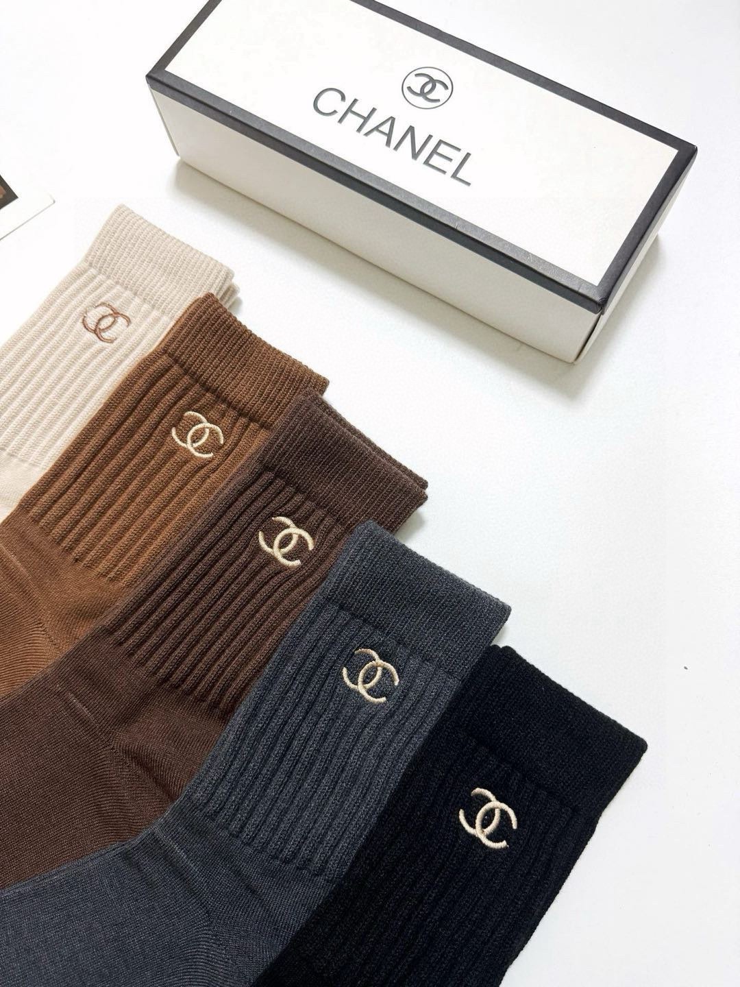 配包装🌟【一盒5 双】 🌟Chanel香奈儿 经典刺绣字母logo 羊绒混纺中筒袜 ，软糯亲肤，ins超