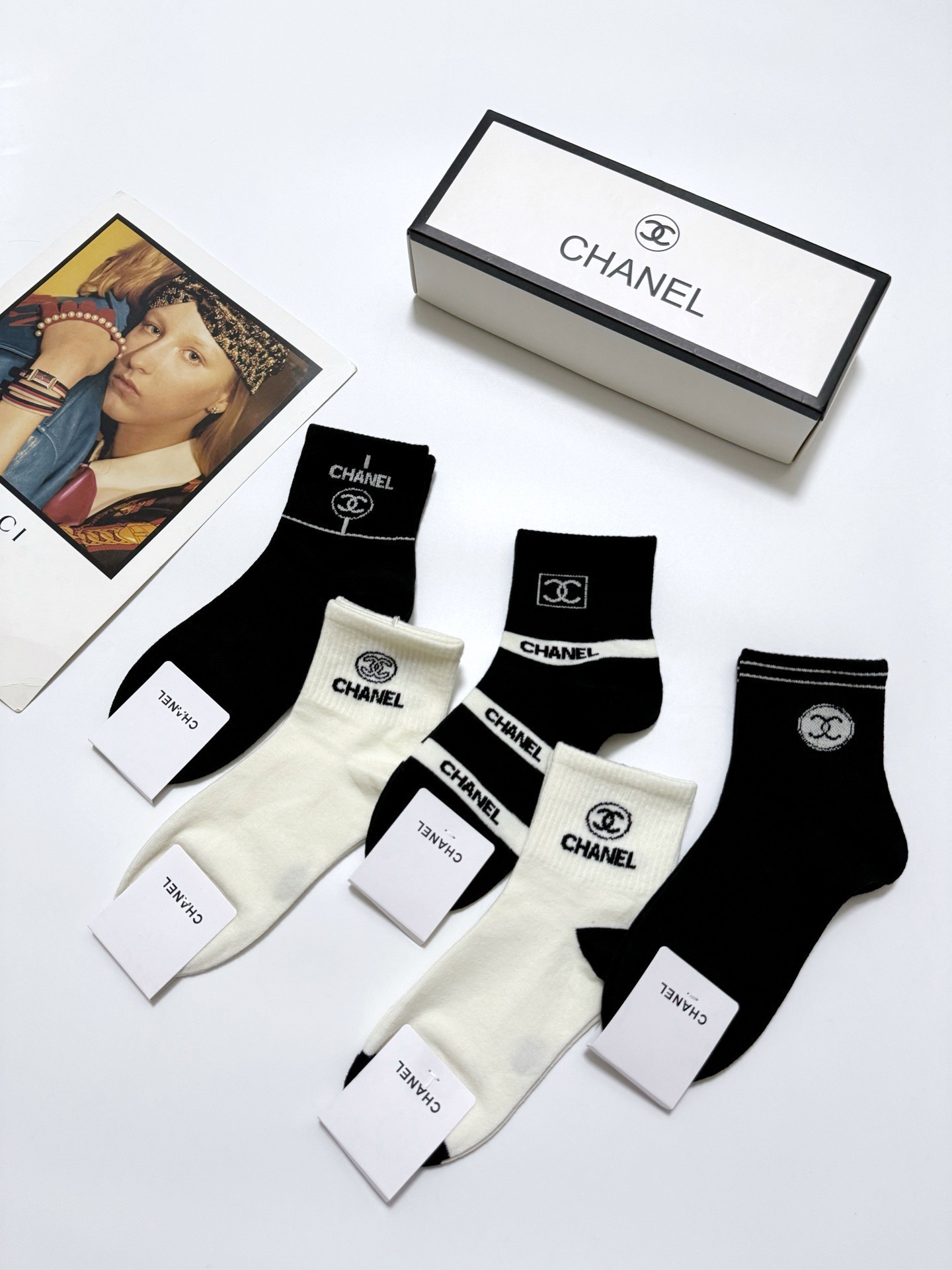 配包装🌟【一盒5 双】 🌟Chanel 香奈儿 经典字母logo 羊绒混纺 中筒袜 ，ins超火爆配色 