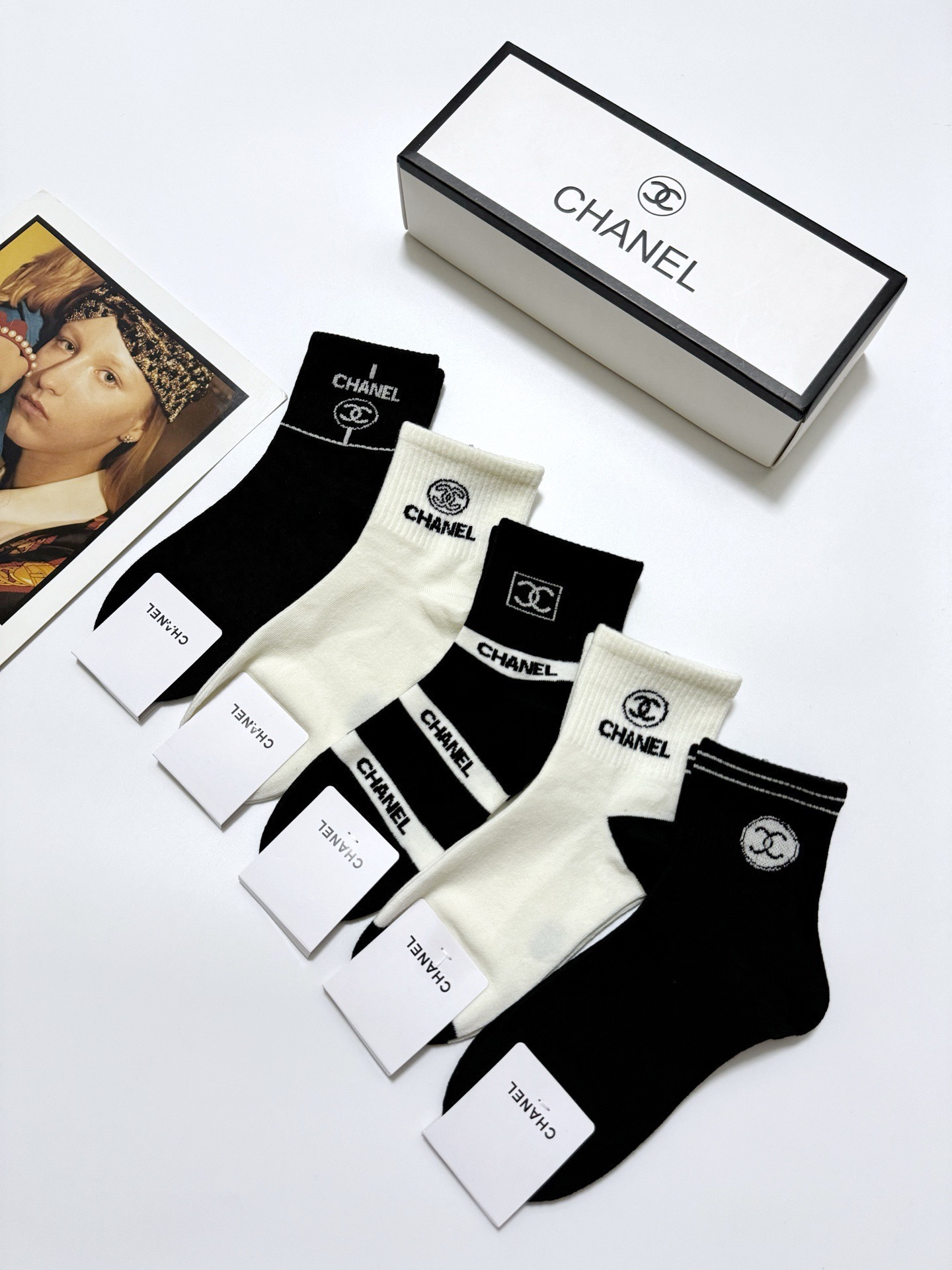 配包装🌟【一盒5 双】 🌟Chanel 香奈儿 经典字母logo 羊绒混纺 中筒袜 ，ins超火爆配色 