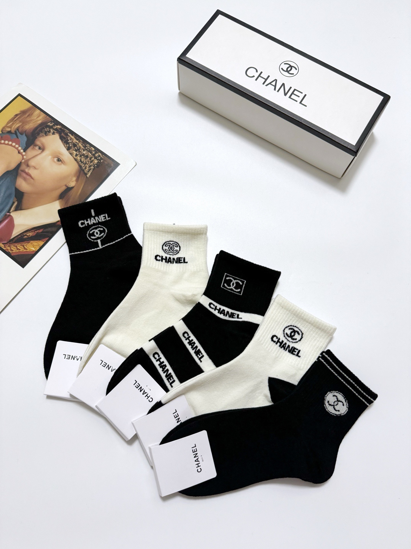 配包装🌟【一盒5 双】 🌟Chanel 香奈儿 经典字母logo 羊绒混纺 中筒袜 ，ins超火爆配色 