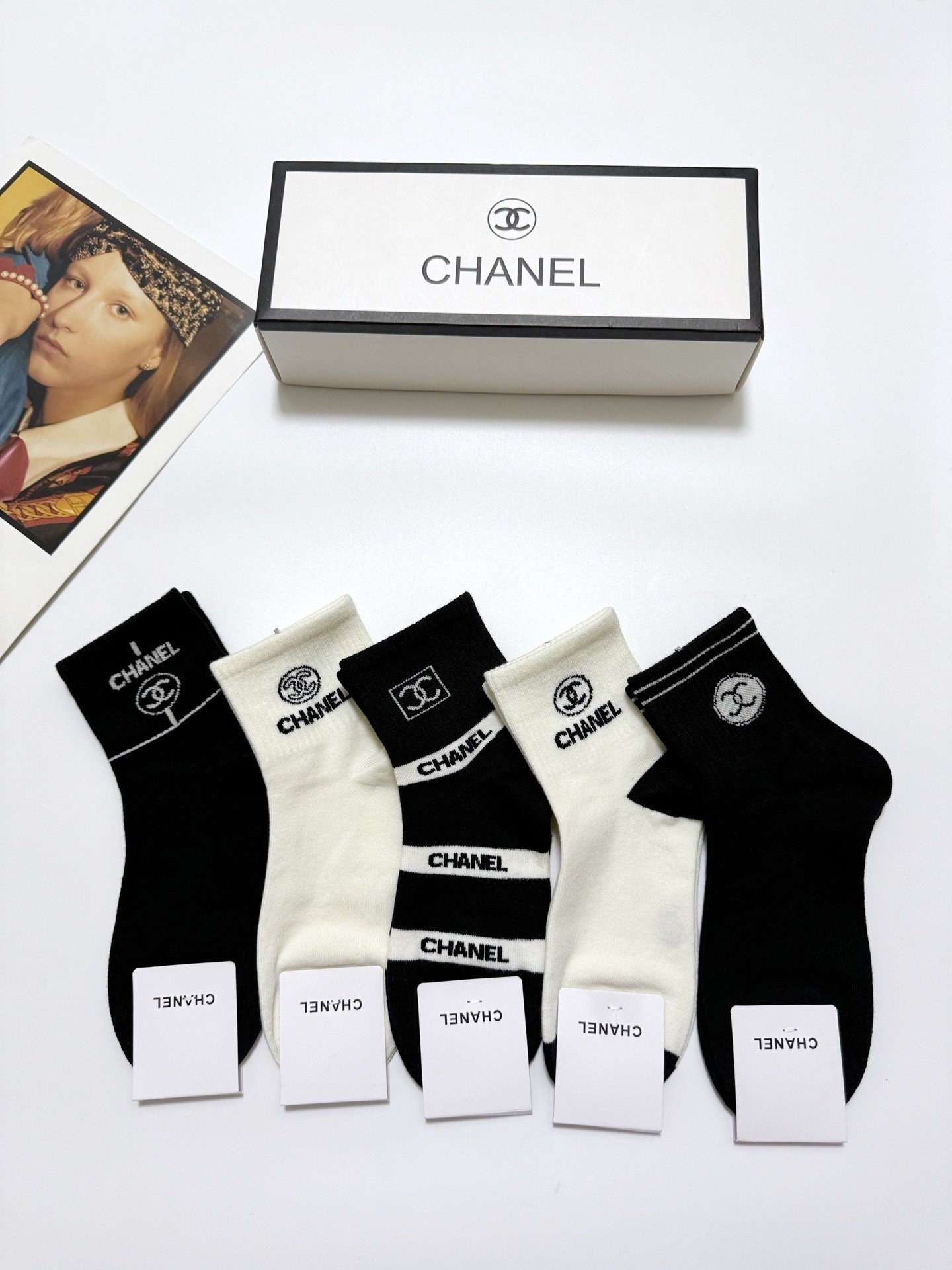 配包装🌟【一盒5 双】 🌟Chanel 香奈儿 经典字母logo 羊绒混纺 中筒袜 ，ins超火爆配色 