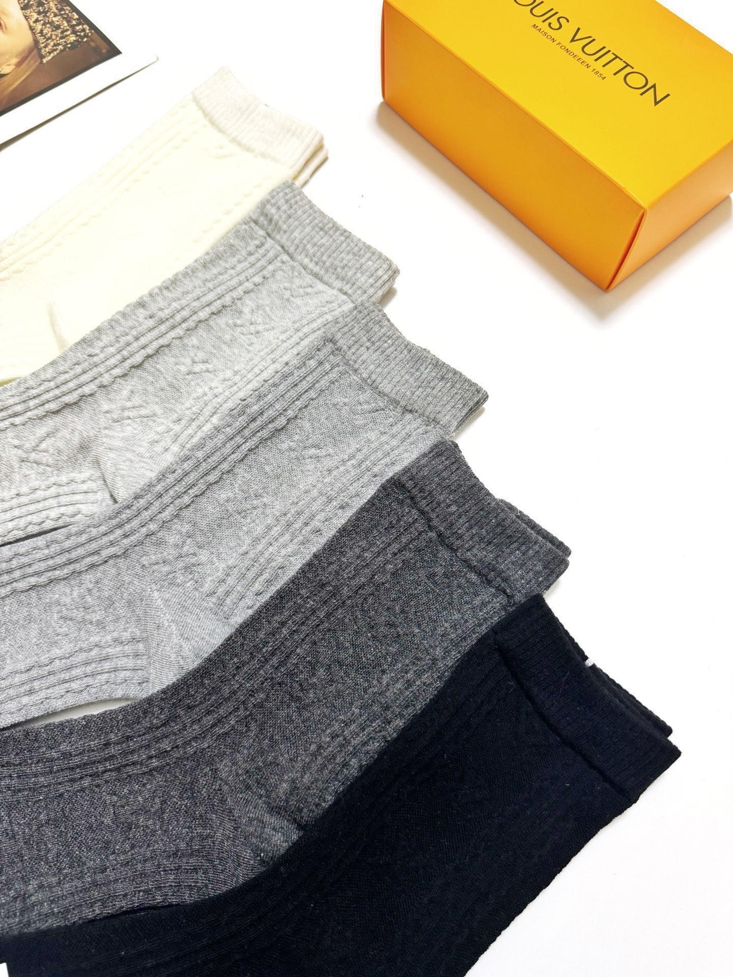 配包装🌟【一盒5双】 🌟LV 路易威登 经典浮雕 字母logo 纯棉中筒袜 ，ins超火爆短袜，纯棉面料