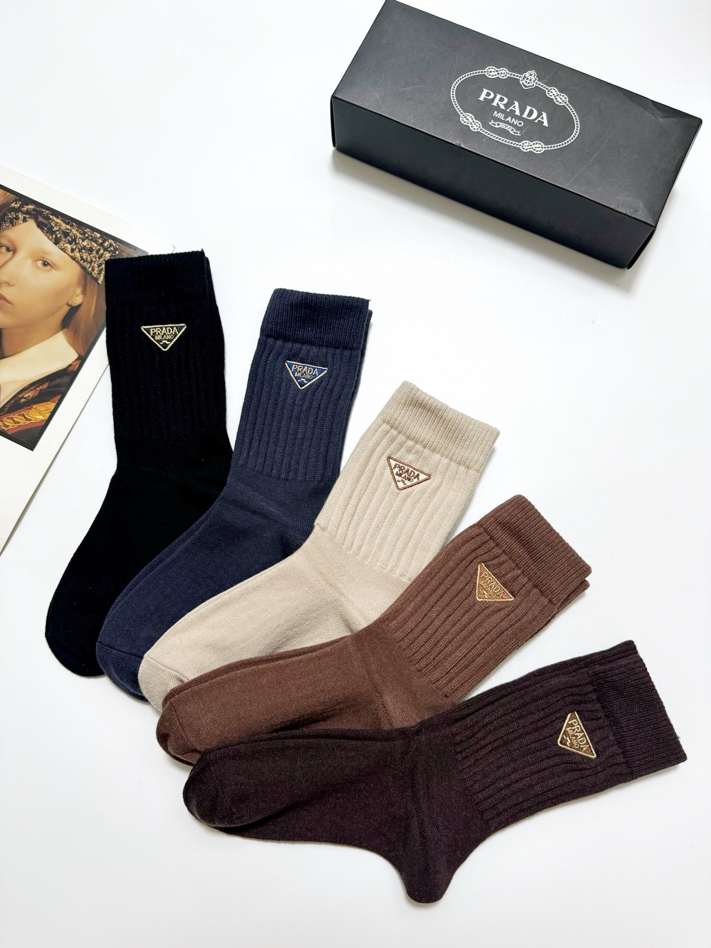 配包装🌟【一盒5 双】 🌟Prada 普拉达 经典刺绣字母logo 羊绒混纺中筒袜 ，软糯亲肤，ins超