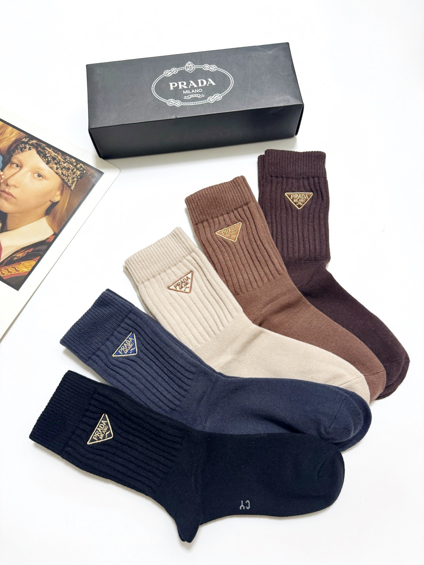 配包装🌟【一盒5 双】 🌟Prada 普拉达 经典刺绣字母logo 羊绒混纺中筒袜 ，软糯亲肤，ins超