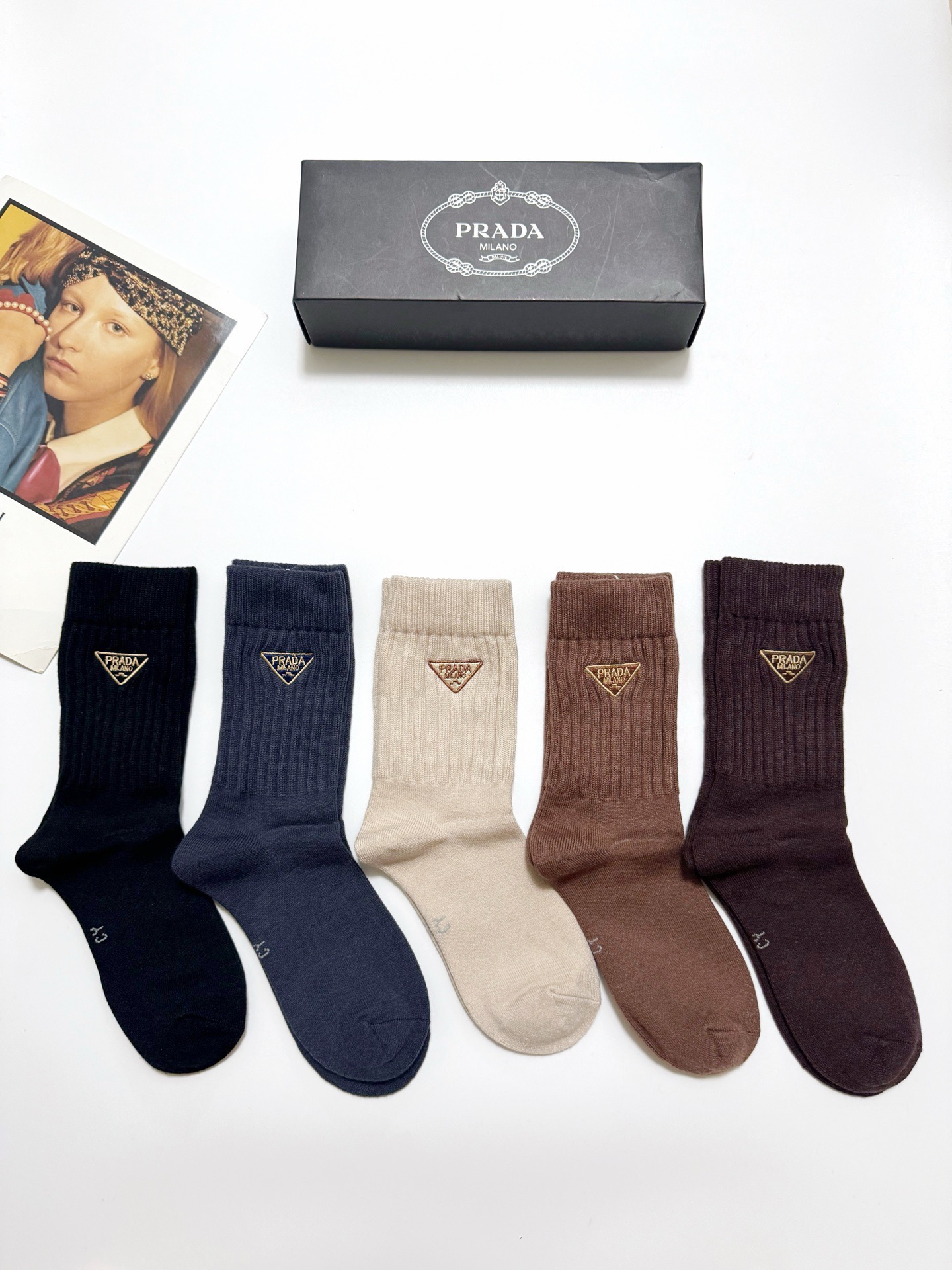 配包装🌟【一盒5 双】 🌟Prada 普拉达 经典刺绣字母logo 羊绒混纺中筒袜 ，软糯亲肤，ins超