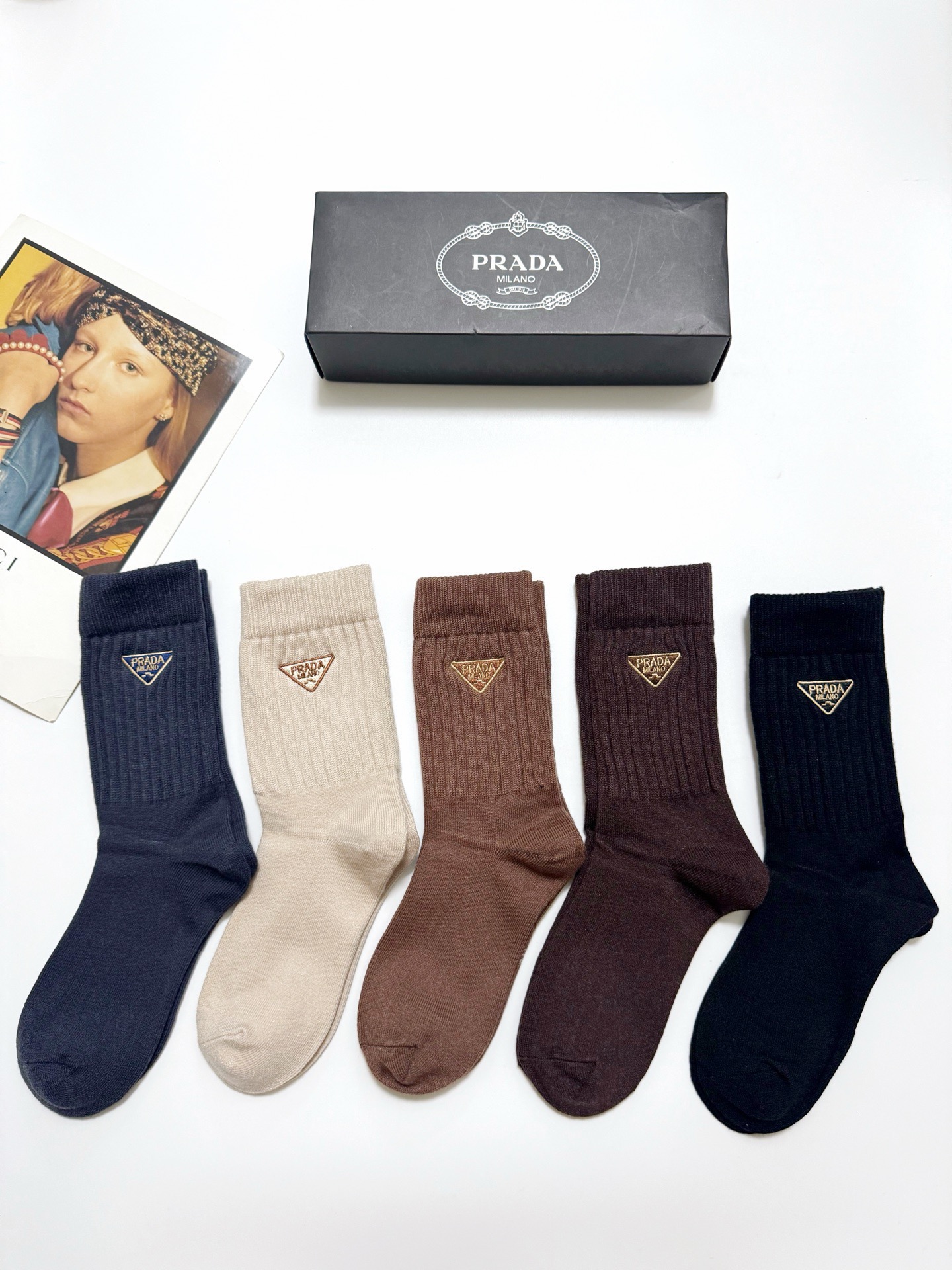 配包装🌟【一盒5 双】 🌟Prada 普拉达 经典刺绣字母logo 羊绒混纺中筒袜 ，软糯亲肤，ins超